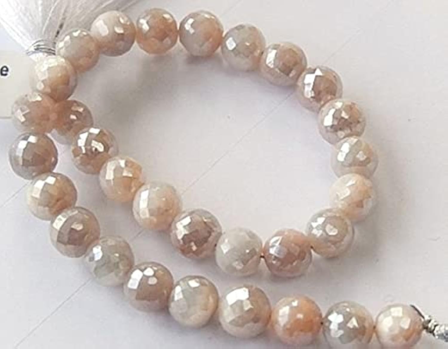 Pierre de lune perles facettées couleur pêche pour bijoux doux et inspirants