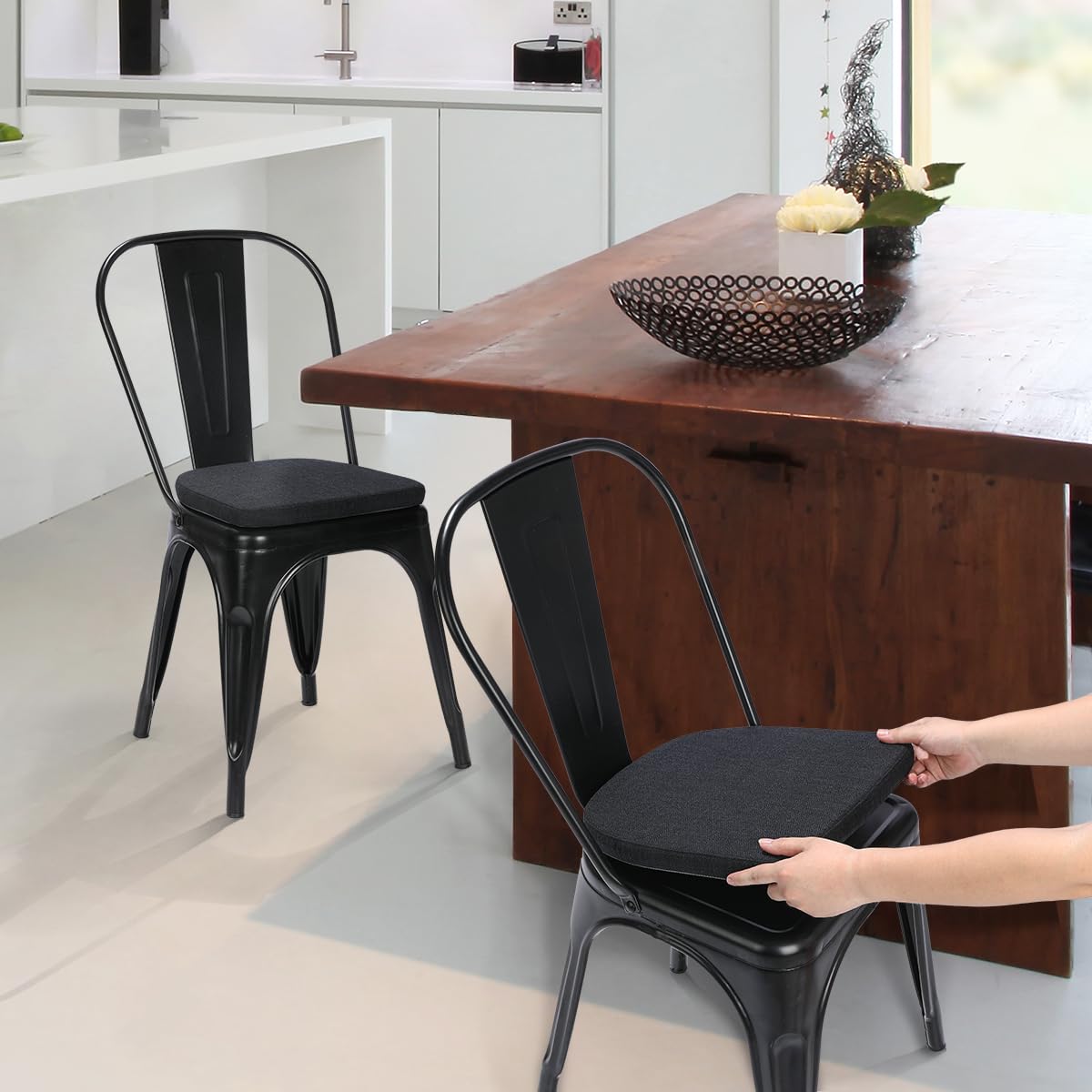 BUYUE Lot de 4 coussins en lin - 30 x 30 cm - Pour chaise en métal - Antidérapants - Pour salle à manger, cuisine, café - Empilables - En forme de U - Noir