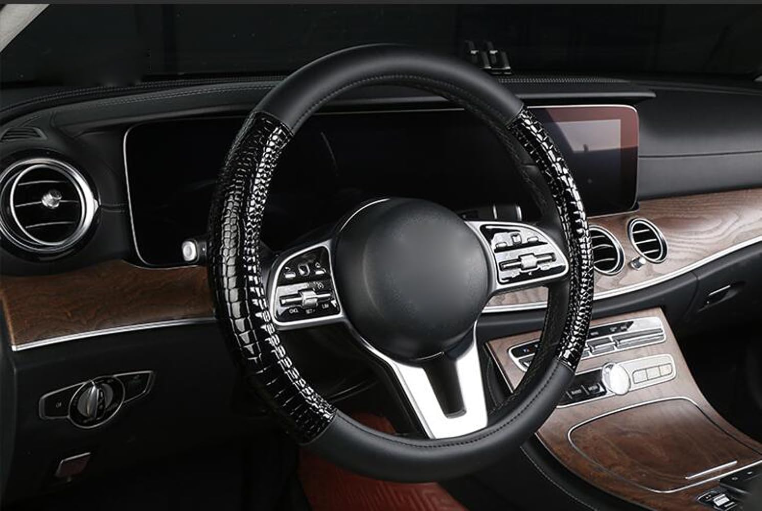 Crocodile Pattern Steering Wheel Cover Leather Four Seasons General Breathable Anti-Slip Odorless Comfortable Grip 15 Inch Universal Fit (Black)