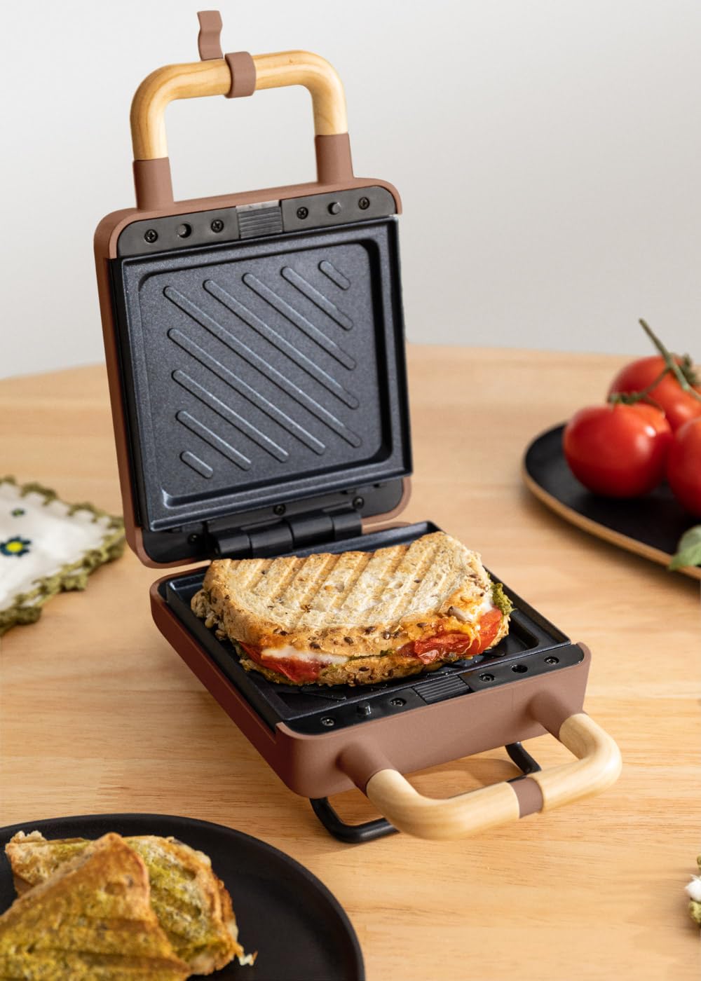 CREATE/STONE STUDIO/Tostiera individuale per sandwich e waffle Moka / 2 piastre intercambiabili: sandwich-grill e waffle, antiaderente, apertura 100º, autospegnimento, 600W