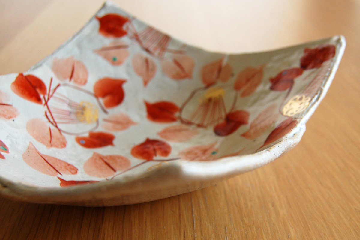 Amazon｜九谷焼虚空蔵窯 19cm角皿 赤絵椿｜小皿 オンライン通販