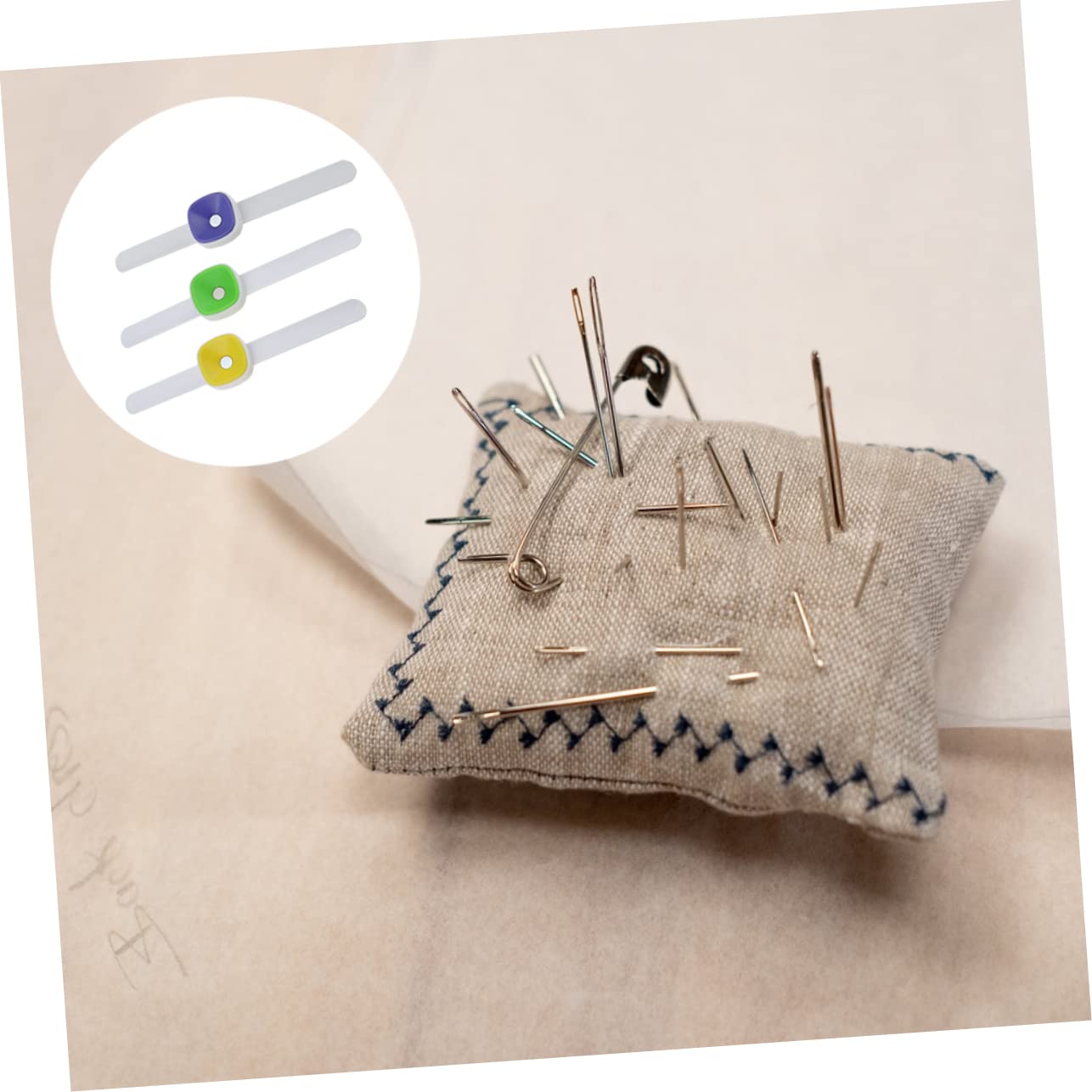 jojofuny 2 Sätze Teiliges Magnetisches Nadelkissen Für Handarbeiten Handgelenk Pin Halter Leicht Tragbar Zubehör Für Stickerei Zufälligen Farben 3 Stück * 2