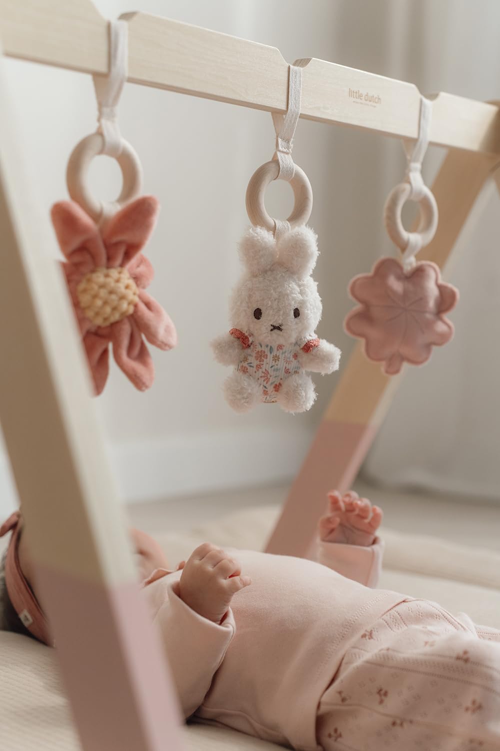 nijntje miffy x Little Dutch Baby Gym Spieltrapez Spielbogen Holz inkl. Anhänger Hase Miffy rosa - Lucky Blossom