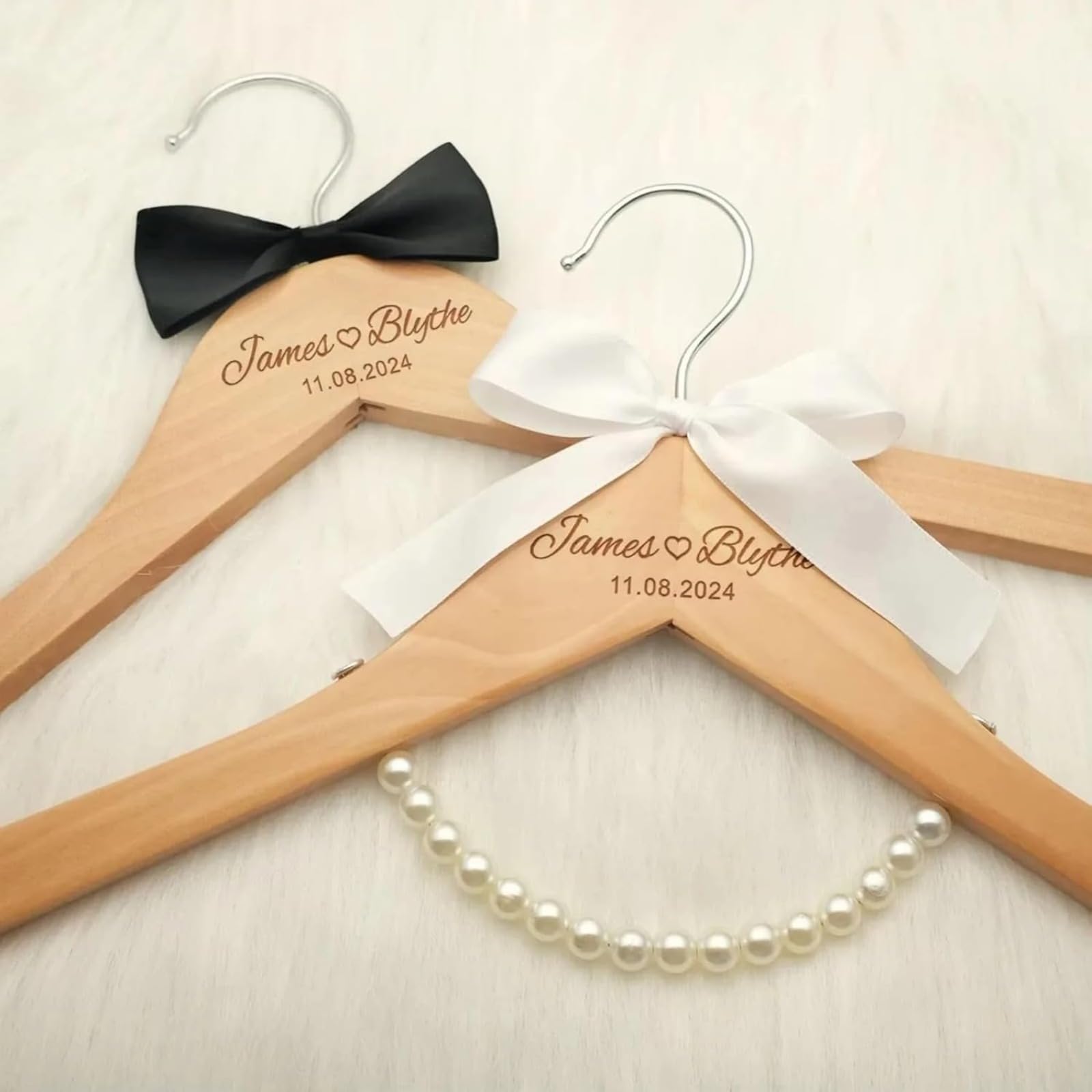 Cintre de mariage personnalisé en bois gravé pour photos de la mariée