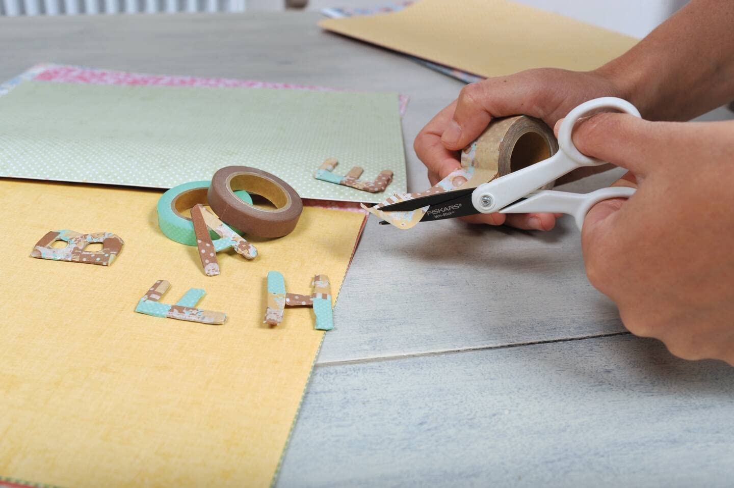 Fiskars Nożyczki z mikro-tipem z nieprzywierającą końcówką, Długość 12 cm, dla prawo- i leworęcznych, Białe, 1004682