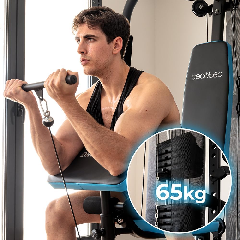 Mand udfører biceps curlmed 65 kg vægtstak