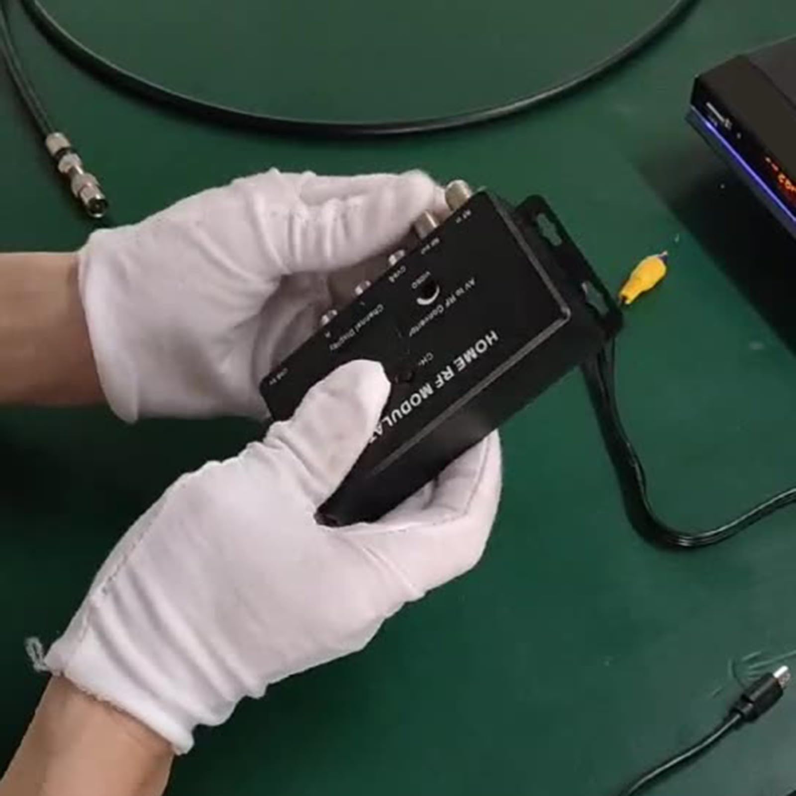RF Modulator M60 AV zu RF Konverter für PAL NTSC TV Formate 471,25–885,25MHz UHF Ausgang 75Ω USB Stromversorgung Schwarz