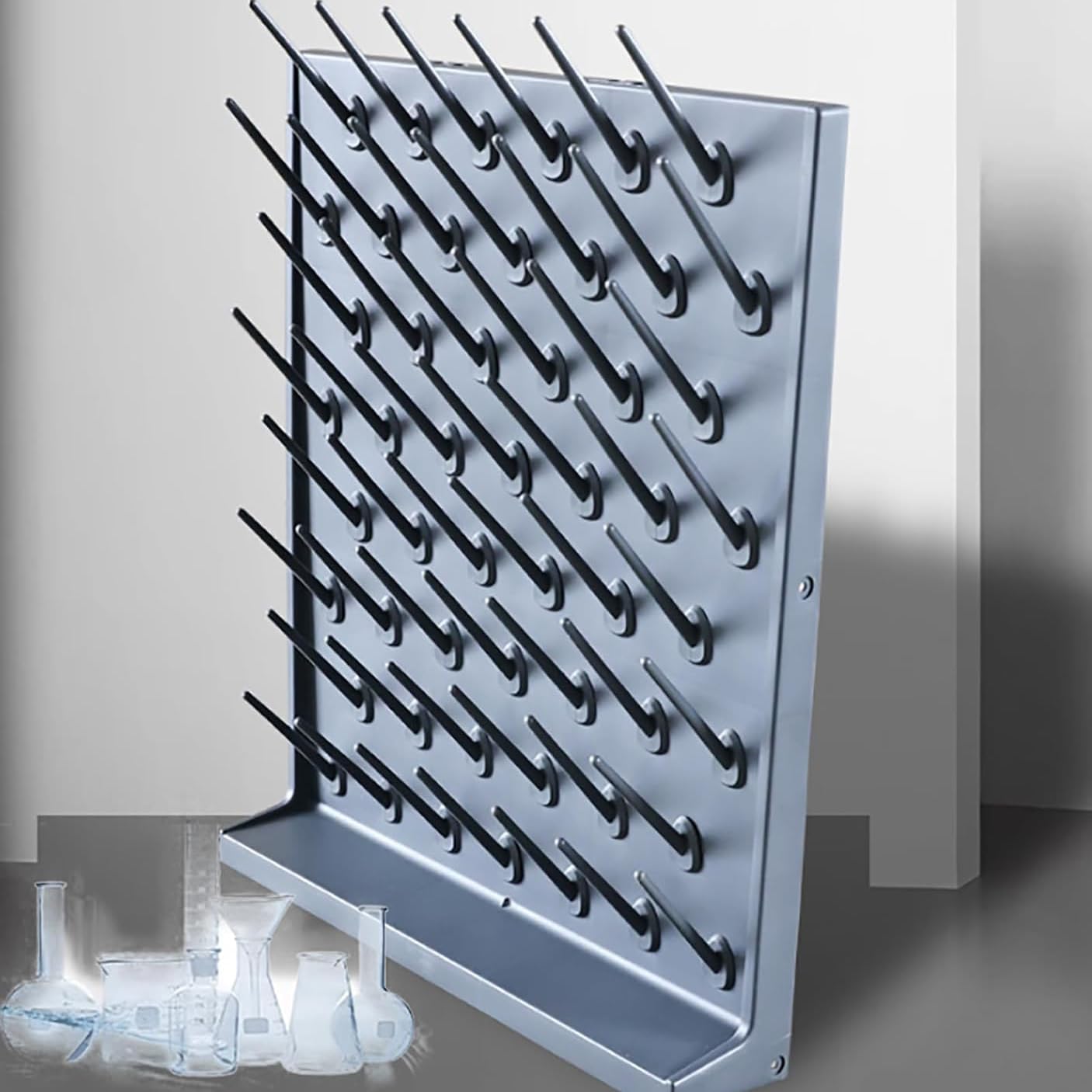 Scolapiatti per vetreria da laboratorio con pioli staccabili, design ad angolo di 45° per un drenaggio efficiente, montaggio a parete per provette e boccette