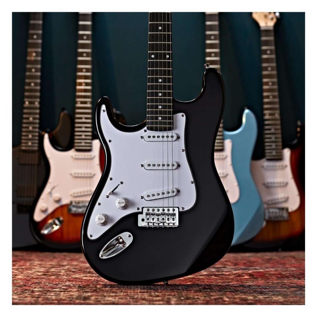 Chitarra elettrica completa per per mancini Serie LA di Gear4music, nero | Mancina e Pronta a Suonare, Manico Acero Liscio con Corpo Leggero in Paulonia, Tre Single Coil, Borsa, Nero