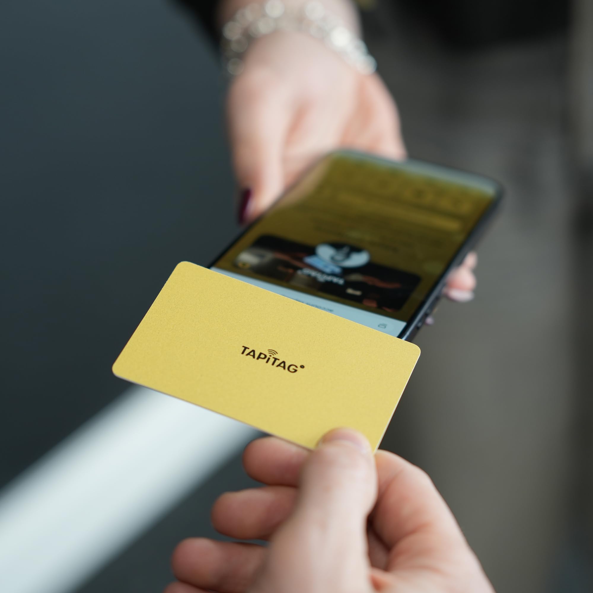 TAPiTAG Tarjeta de Visita Digital de PVC (Dorado con impresión en negro) – Sin Suscripción – Tarjeta Contactless con NFC, Código QR y Perfil Online para Networking y Eventos Profesionales