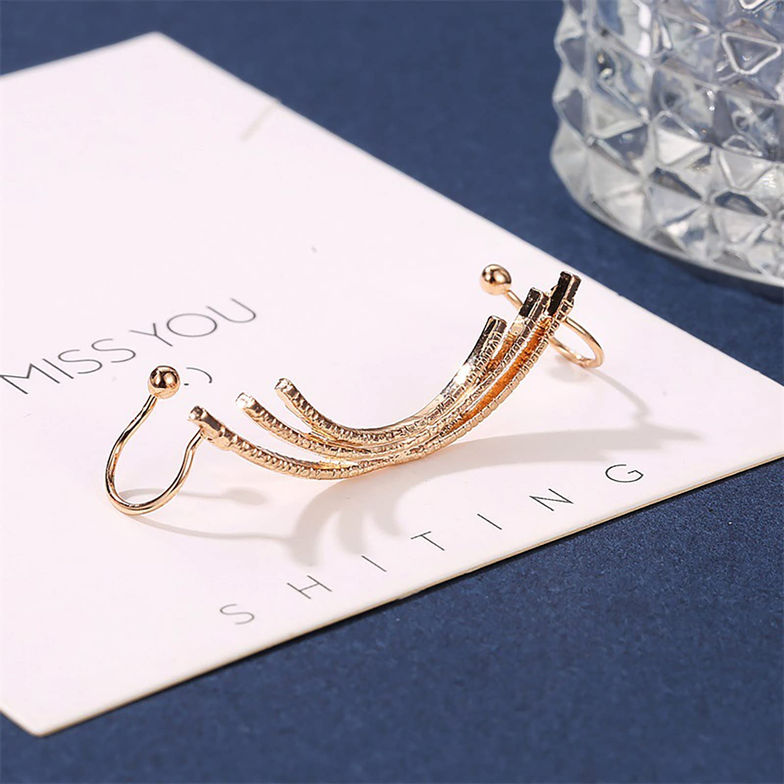 TseenYi Clip per orecchie punk Orecchini cartilaginei non forati Orecchini a forma di fiocco in metallo Polsini Orecchini alla moda Gioielli per donne e ragazze (1 pezzo oro