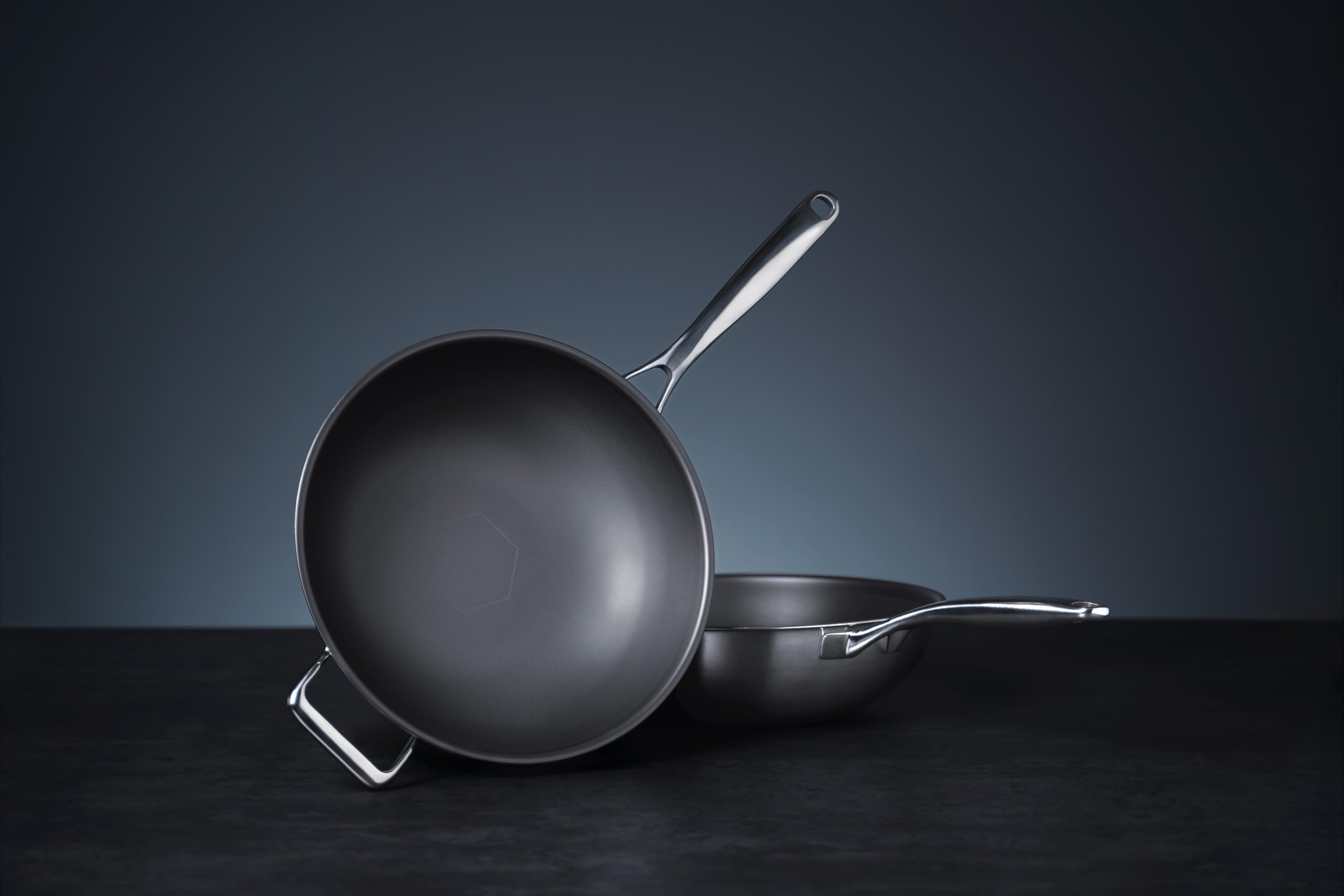 Onyx Cookware ZERO Wokpfanne 30 cm – Natürliche Antihaft aus Edelstahl | Ohne chemische Beschichtung; PFAS- & PTFE-frei; nano-texturierter Edelstahl; kratzfest; für alle Herdarten; ofenfest