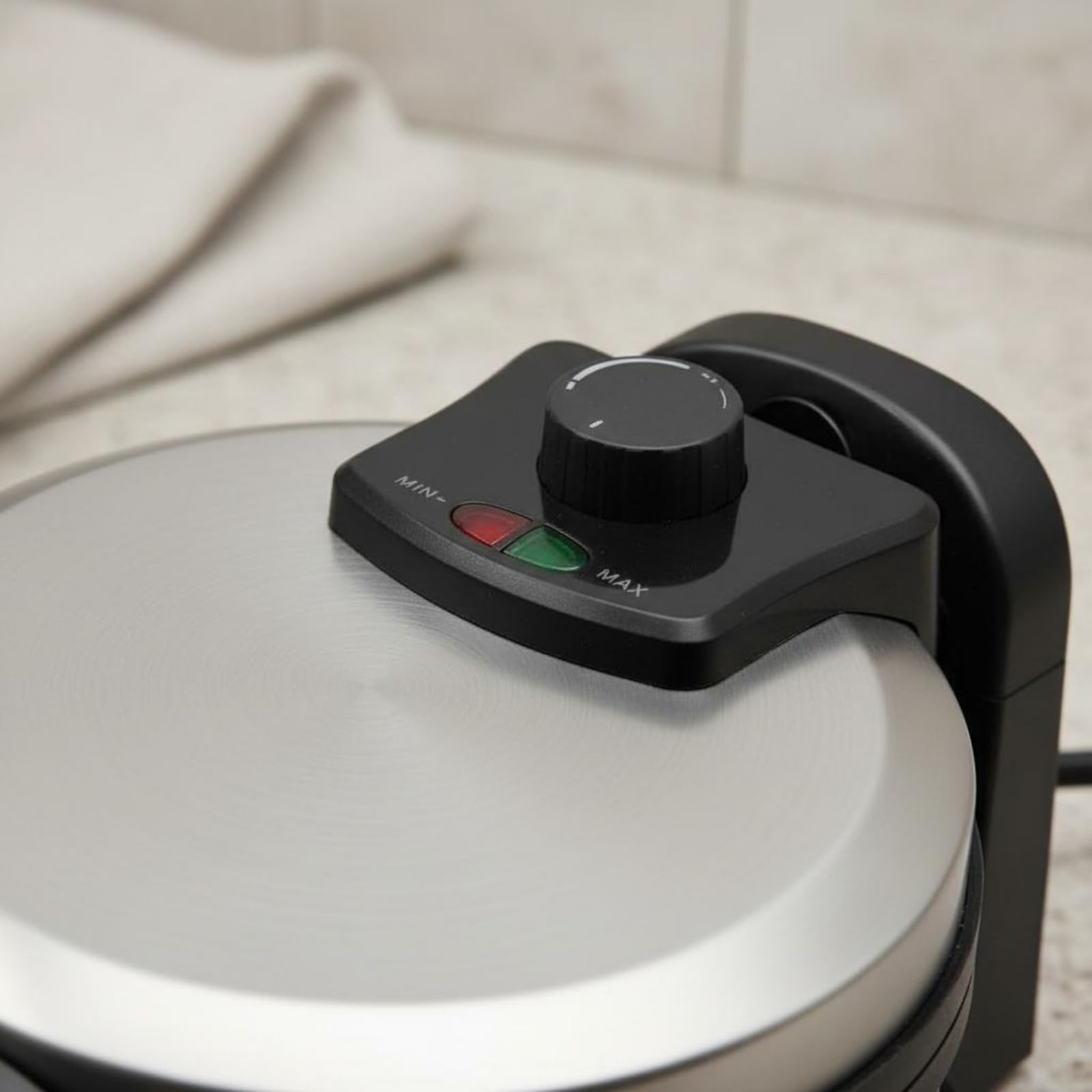Waflera Eléctrica Redonda para Hogar Máquina de Waffles con Placas Antiadherentes Calefacción de Doble Cara Diseño Giratorio y Control de Temperatura