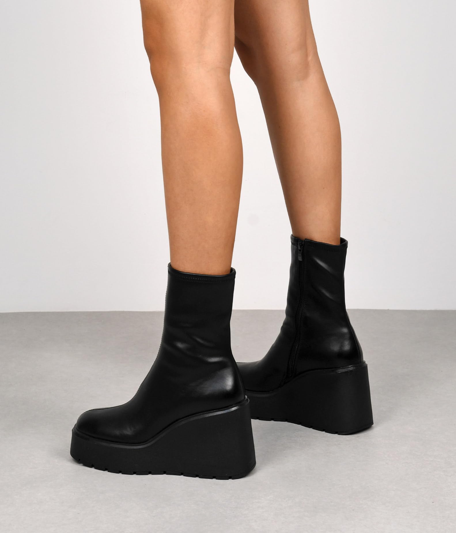 BOSANOVA Botines Ajustados de cuña Negros para Mujer con caña Media, Acabado Redondo y Suela de Plataforma con cuña de 9 cm. Cierre con Cremallera Interior. Calzado para Mujer