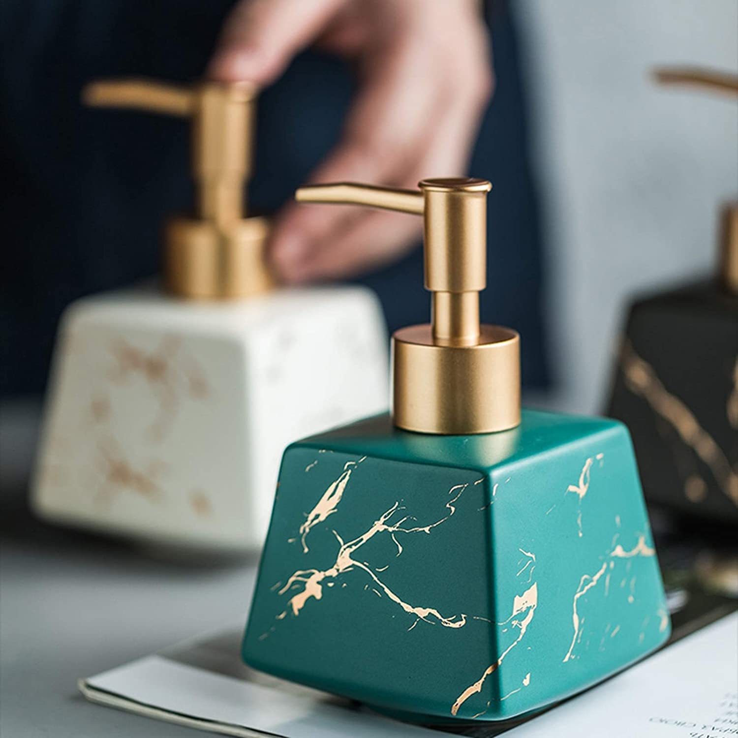 Dispenser di sapone per le mani ricaricabile per bagno dell'hotel, bagno, cucina, dispenser di sapone in ceramica, dispenser di sapone da bagno, dispenser di lozione per doccia con texture unica.