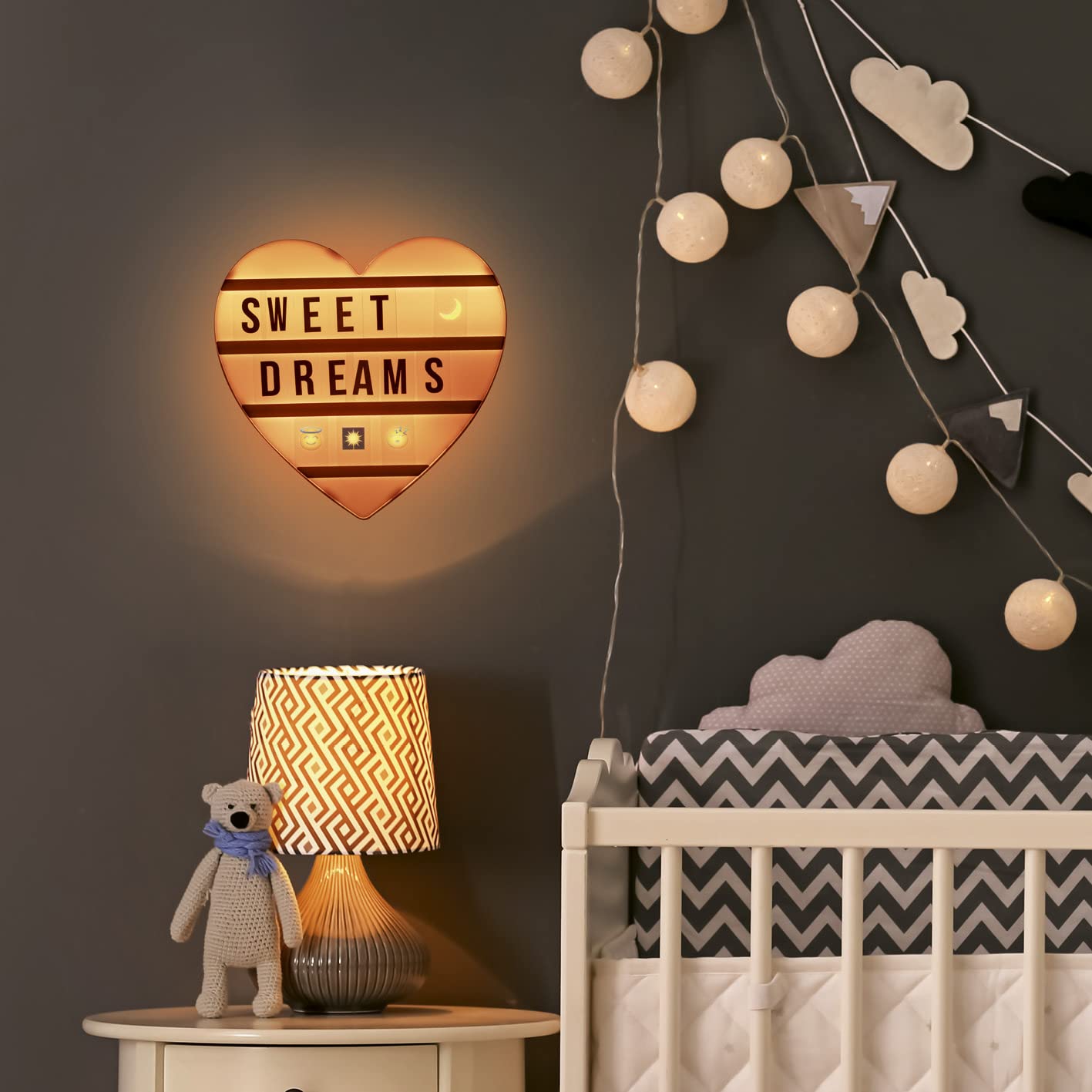 EASYmaxx Scatola luminosa a LED, per messaggi di testo personalizzati, set Mega con 150 emoji colorati e 173 lettere, numeri e simboli intercambiabili [cuore]