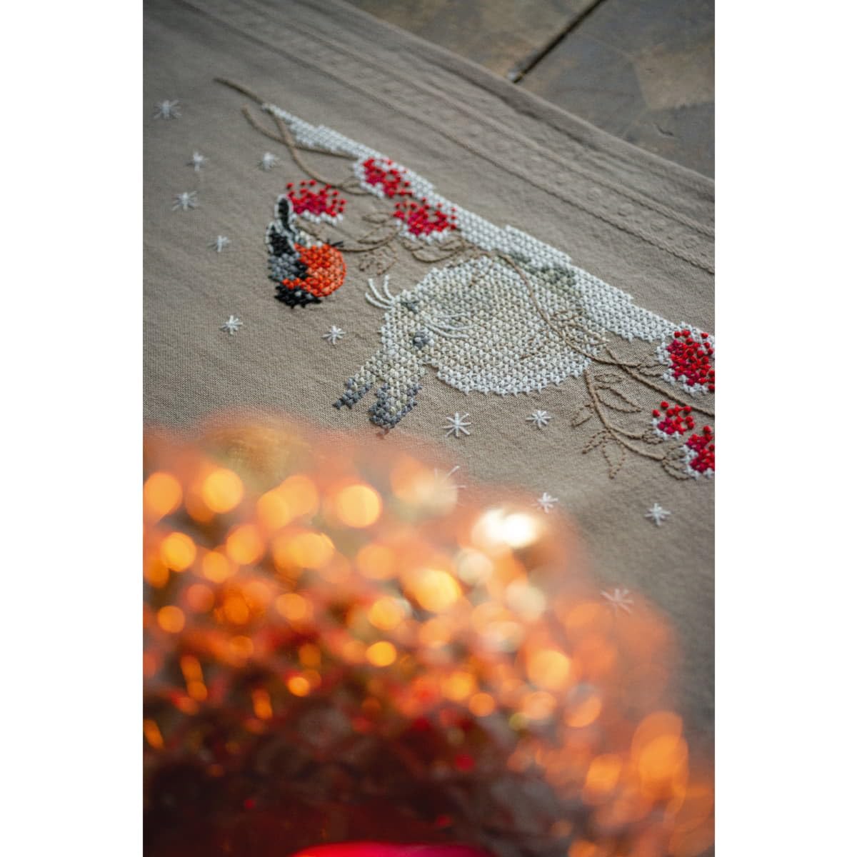 Vervaco Stickpackung Tischläufer Sticken Set Erwachsene Vorgedruckt Schneehase und Dompfaff Stickläufer zum Selbersticken Vorgezeichnet Decke Sticken Plattstich 40 x 100 cm Kreatives Geschenk