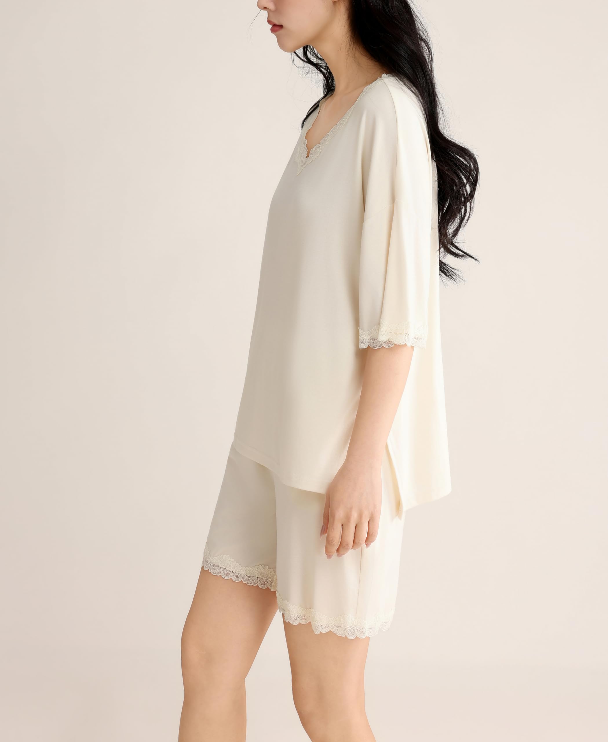 Ensemble Pyjama Femme Lyocell Dentelle Été | Col V dentelle, poignets dentelle, ourlet dentelle, manches courtes, short ample. Loungewear d'été douce soyeuse