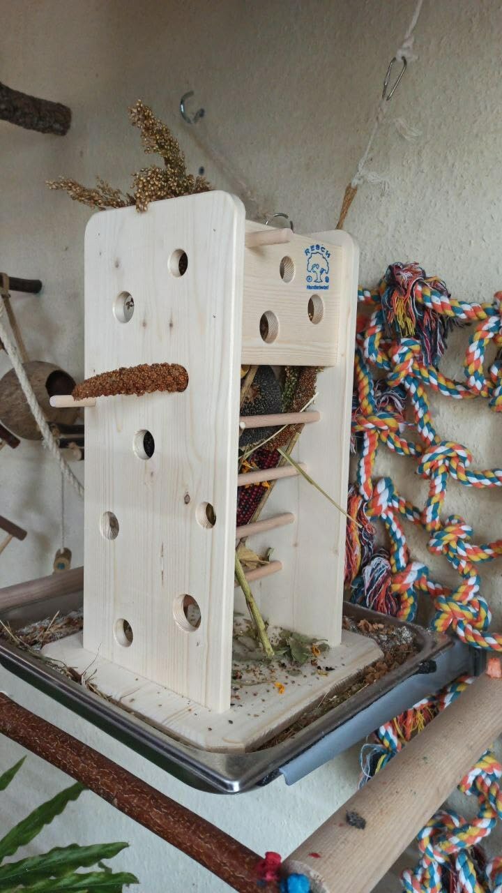 Resch Nr43 Futterturm, naturbelassenes Massivholz aus Fichte/Lochwände und Rundstäbe zum stecken oder hängen der Snacks/mit Großer Heuraufe von Zwei Seiten zugänglich /24,5 x 40 x 24,5cm (LxHxB)