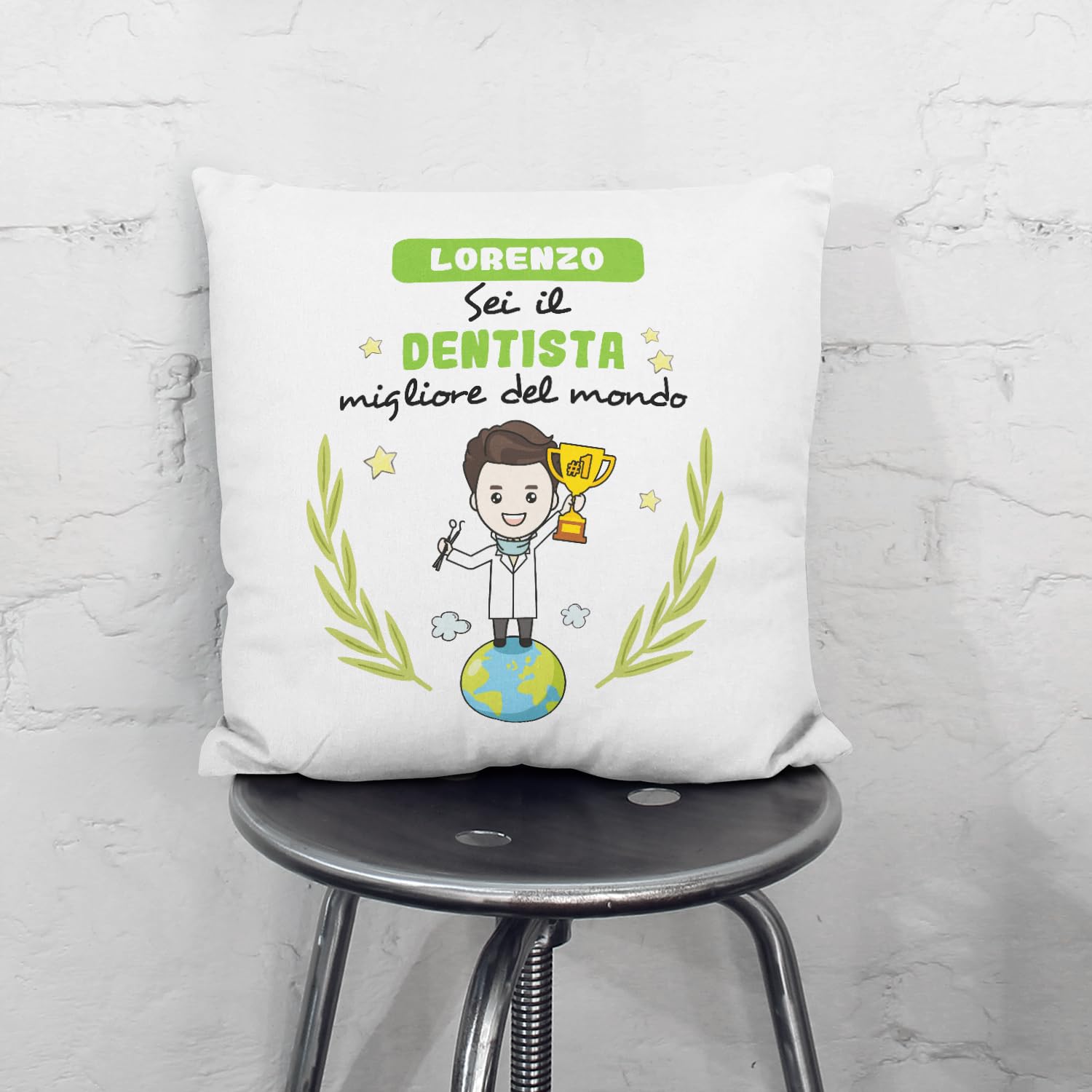 Mugffins Cuscino PERSONALIZZABILE DENTISTA uomo - In italiano - Sei migliore del mondo - Idee Regali Divertenti Laurea Compleanno - Rivestimento e Imbottitura (40x40 cm). Tatto Cotone