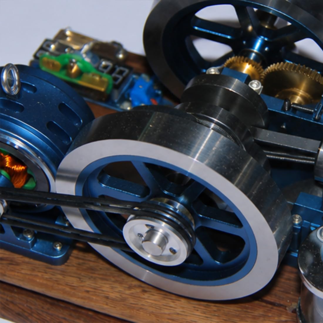 Modello di motore orizzontale a quattro tempi con raffreddamento ad acqua e generatore | Il controllo della velocità e la doppia uscita di corrente combinano la meccanica visibile con l'esecuzione del generatore.