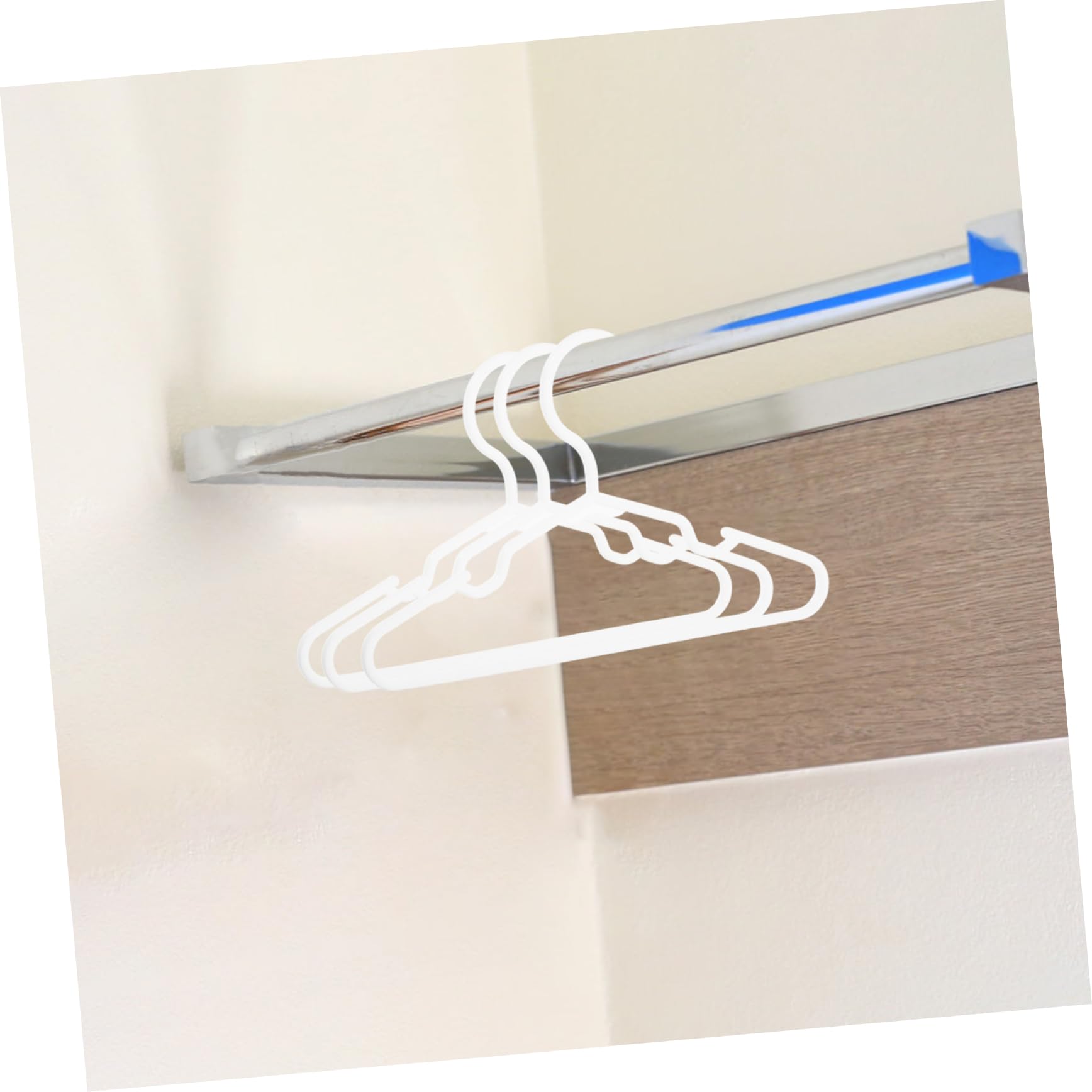 GLEAVI Kleiderbügel 50 Stück Packung für Kinderkleidung Weißer Kunststoff Spurloses Design Platzsparend für Kleiderschrank und Reisen