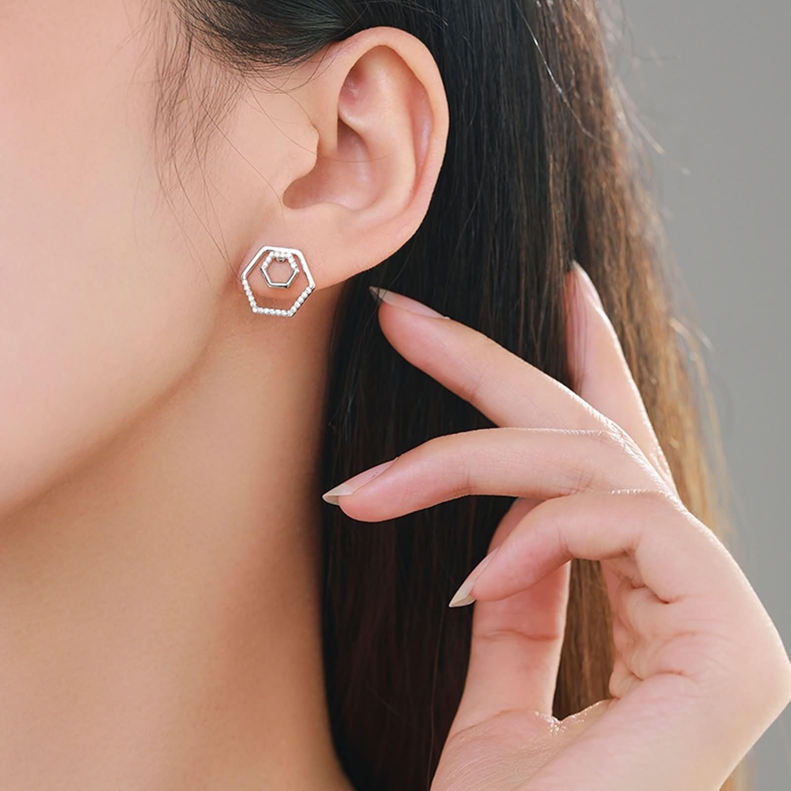Orecchini in oro bianco 9 K/14 K/18 K con moissanite, motivo geometrico cavo