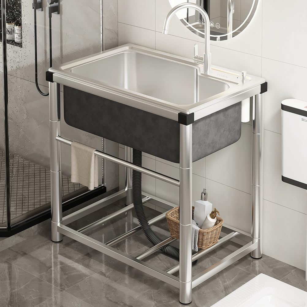 Fregadero de cocina de acero inoxidable con grifo de agua fría