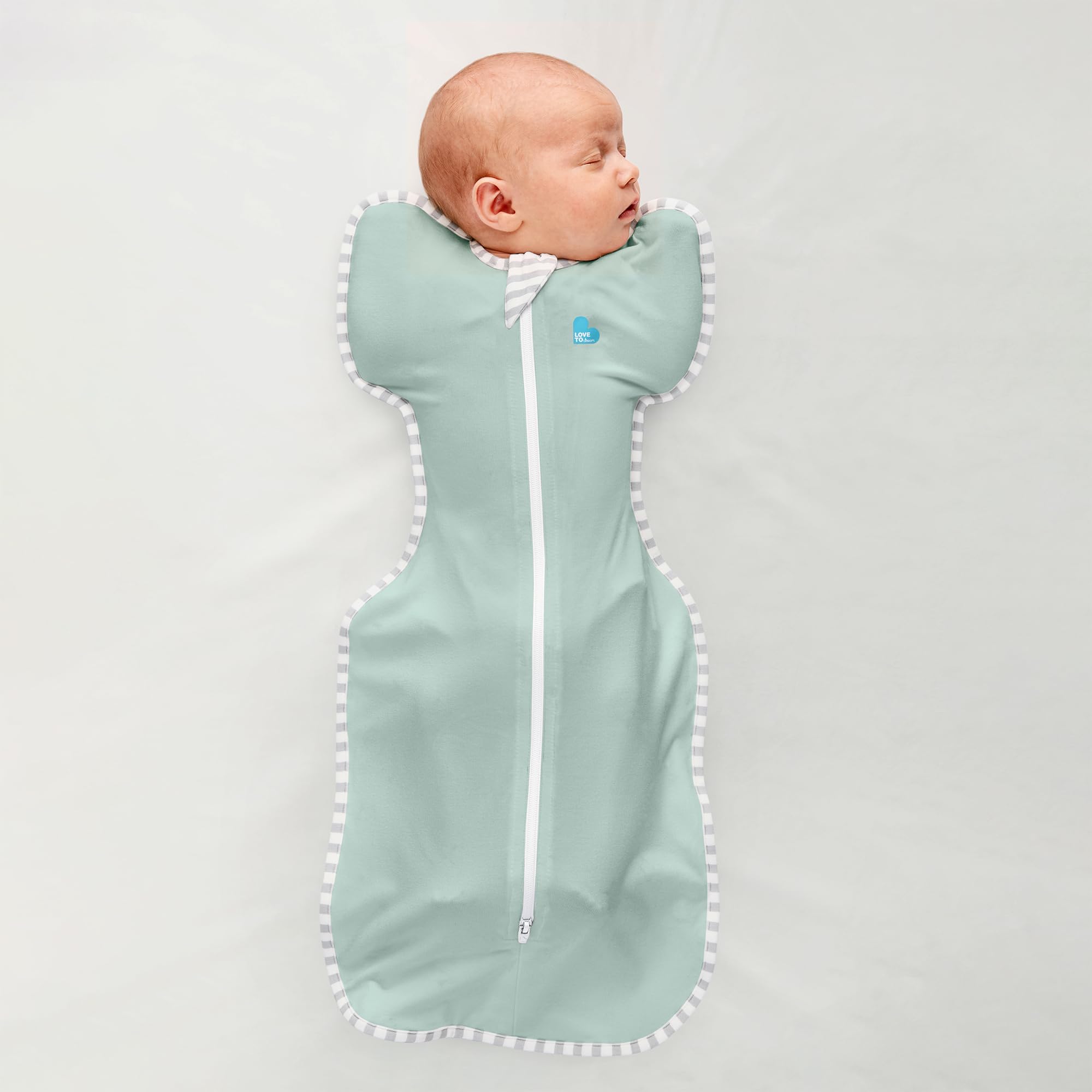Love to Dream Saco de Dormir Swaddle para recién Nacidos, para Dormir más Tiempo, Ajuste Entallado, Ayuda a calmar el Startle Reflex, Saco de Dormir Lite 0,2 TOG, 2,3-3,9 kg,