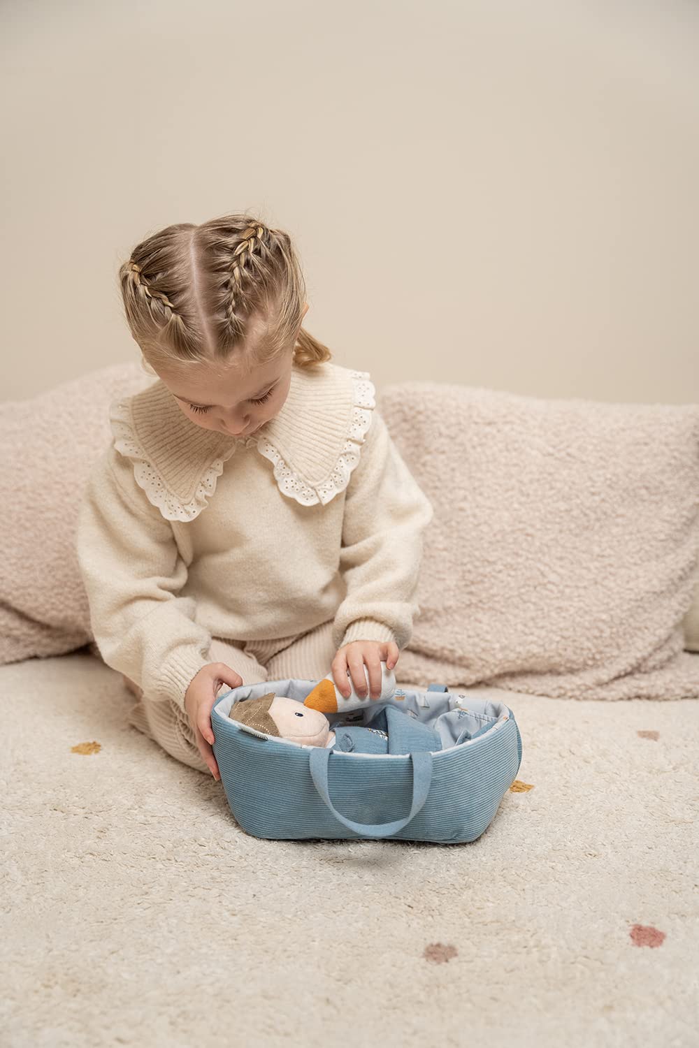 Little Dutch Sailors Bay 4554 - Muñeco de peluche con cesta de transporte y accesorios