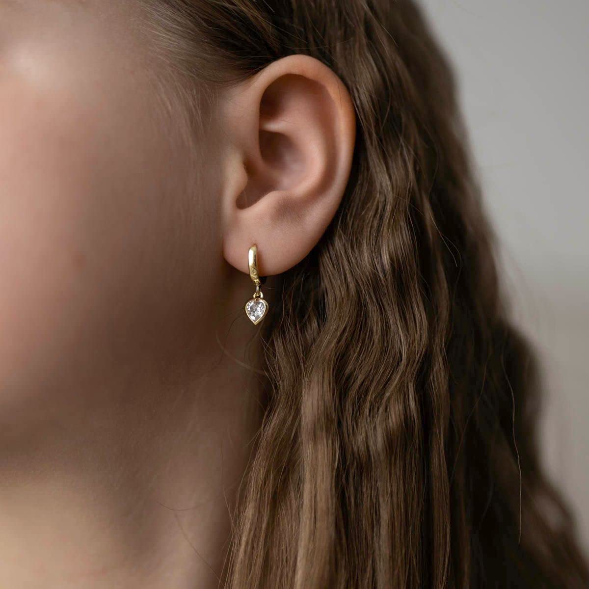 Herz Creolen Silber 925 Mädchen - Ohrringe mit Anhänger für Kinder SO-389 | Kleine Klappcreolen mit hängenden Zirkonia Herzen aus vergoldetem 925 Sterling Silber von MATERIA by Matthias Wagner