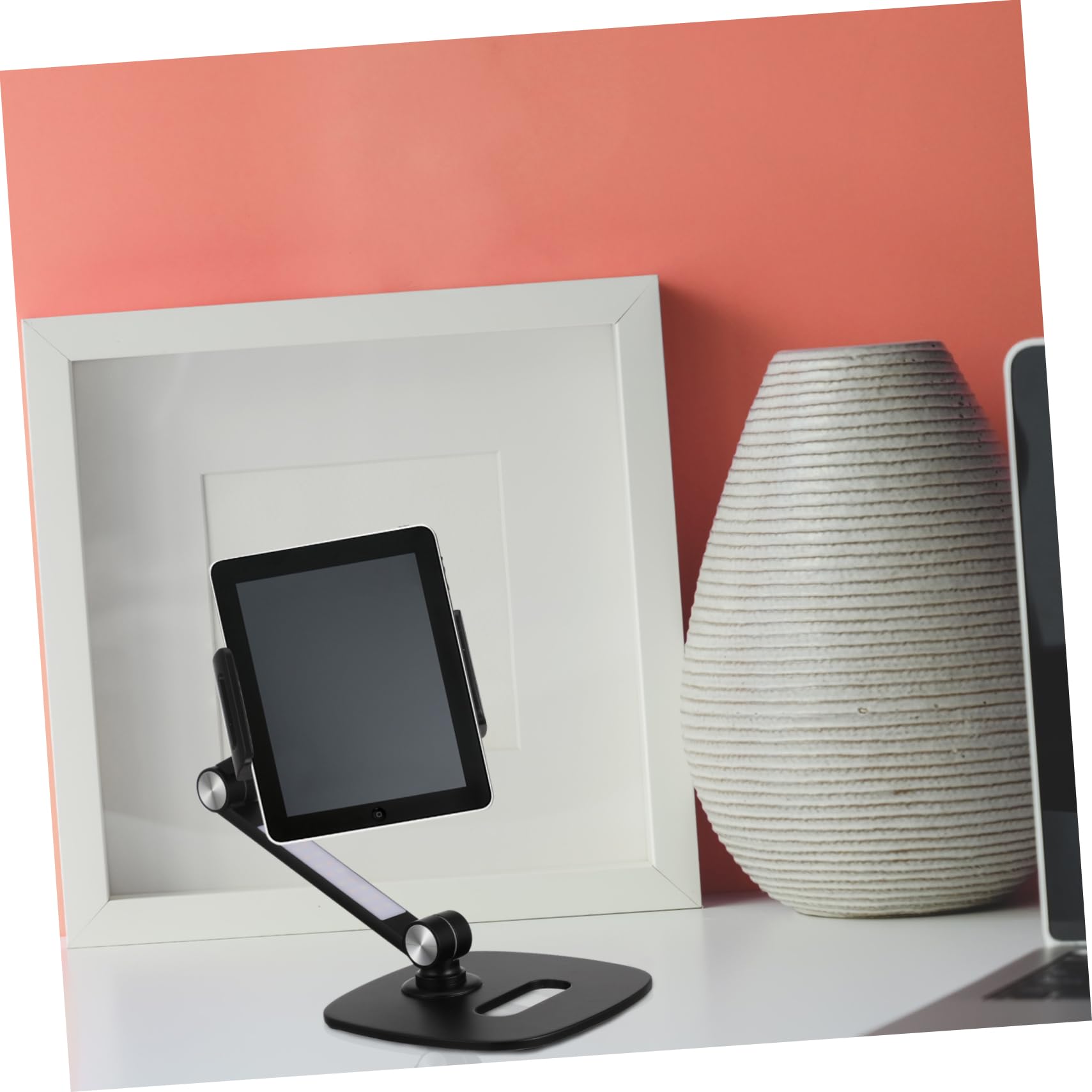 Housoutil Supporto Tablet in Alluminio Nero Regolabile Rotazione 360° | Base da Tavolo Testa Sferica e Doppio Asse, Struttura Pieghevole, LED Incluso