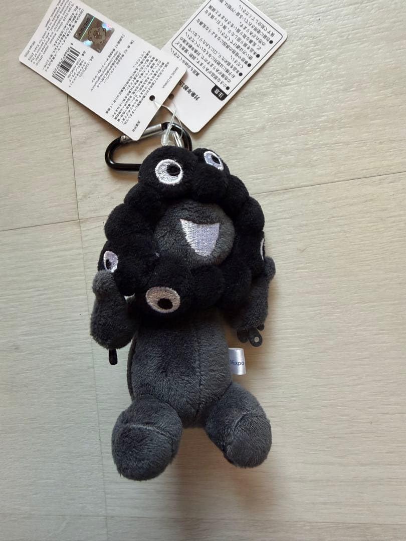 万博　ミャクミャク　黒　カラビナ付き　ぬいぐるみ　座り　チャーム Amazon.co.jp: 万博 黒いミャクミャク 座り ぬいぐるみ カラビナ