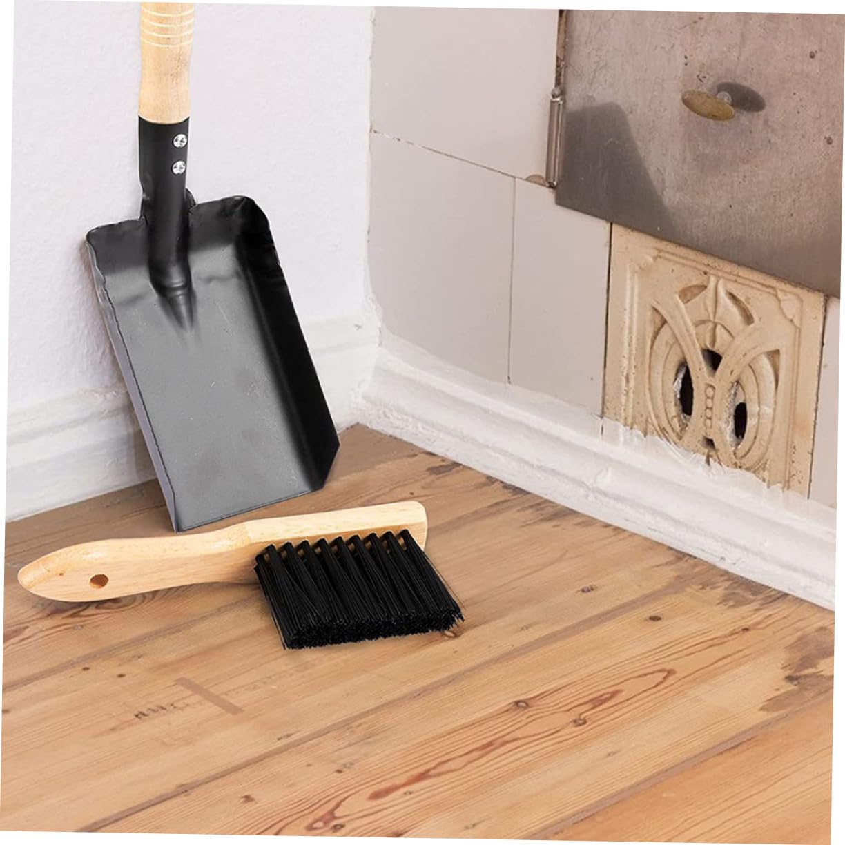 Set Strumenti per Caminetto Paletta in Acciaio al Carbonio e Scopa a Setole Marroni, Impugnatura Comoda e Facile da Riporre per Pulizia Casa e Stufa