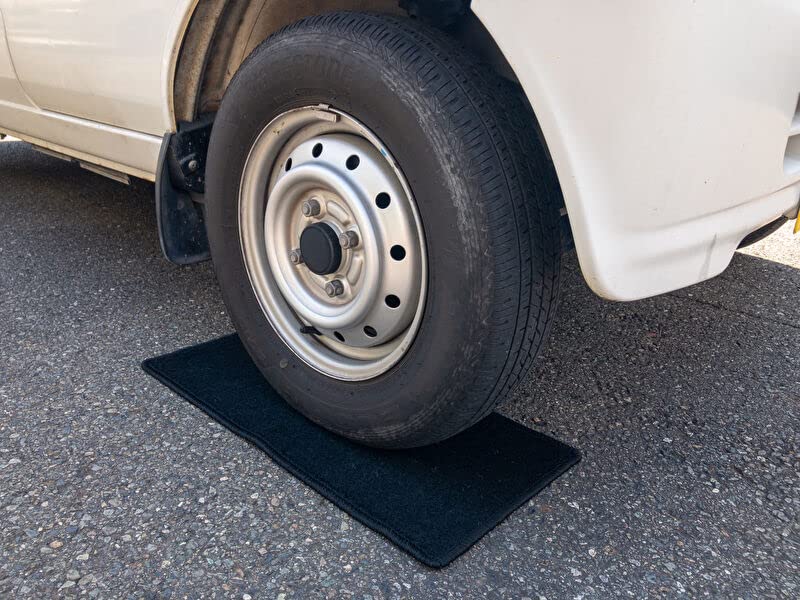 Amazon | 展示車用マット 60×30(cm) 4枚 タイヤマット 厚み:約7mm 黒 
