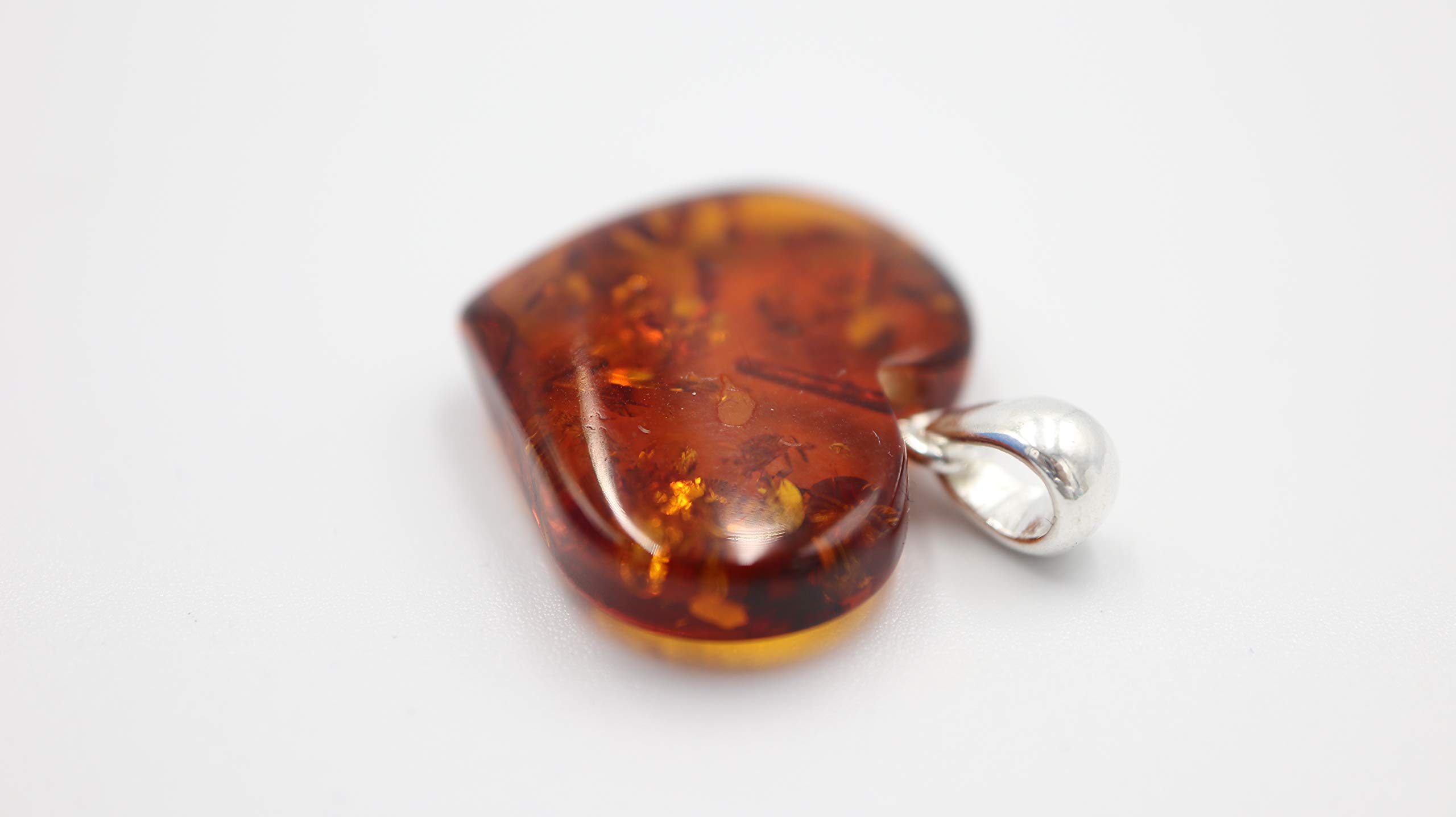 Ciondolo a forma di cuore in ambra baltica color cognac, con fiocco in argento Sterling 925
