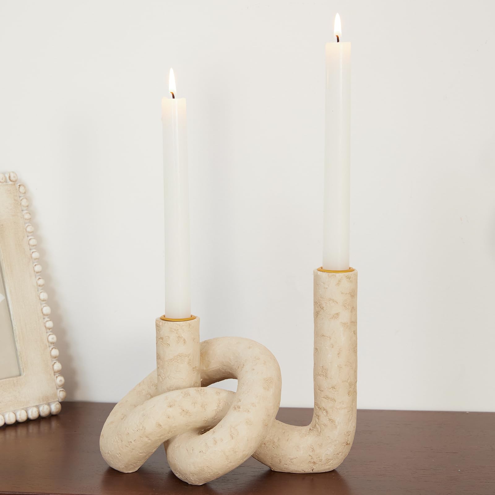 DN DECONATION Knotenförmige Stabkerzenhalter Kerzenständer Set, 2er Set Travertin-Effekt Resin Kerzenleuchter mit Gold Metall, Boho Deko & Tischdekoration für Wohnzimmer Kamin Tisch