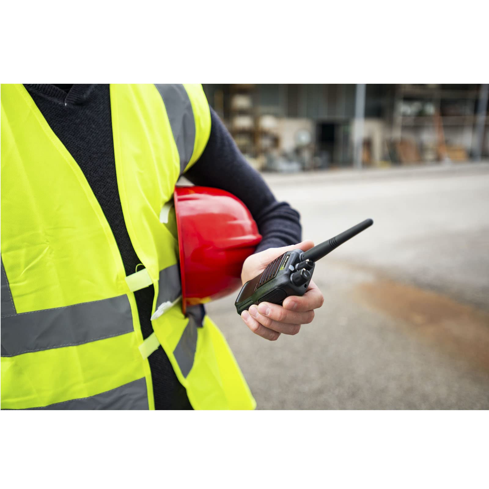 Midland G11 Pro C966.06, Walkie Talkie Transceiver Radio Z Pasmem PMR446, 32 Kanały PMR446, Bateria Ładowalna, Ładowarka Z Adapterem Biurkowym I Klipsem Na Pasek, 2 Wtyki Kenwood, Czarny