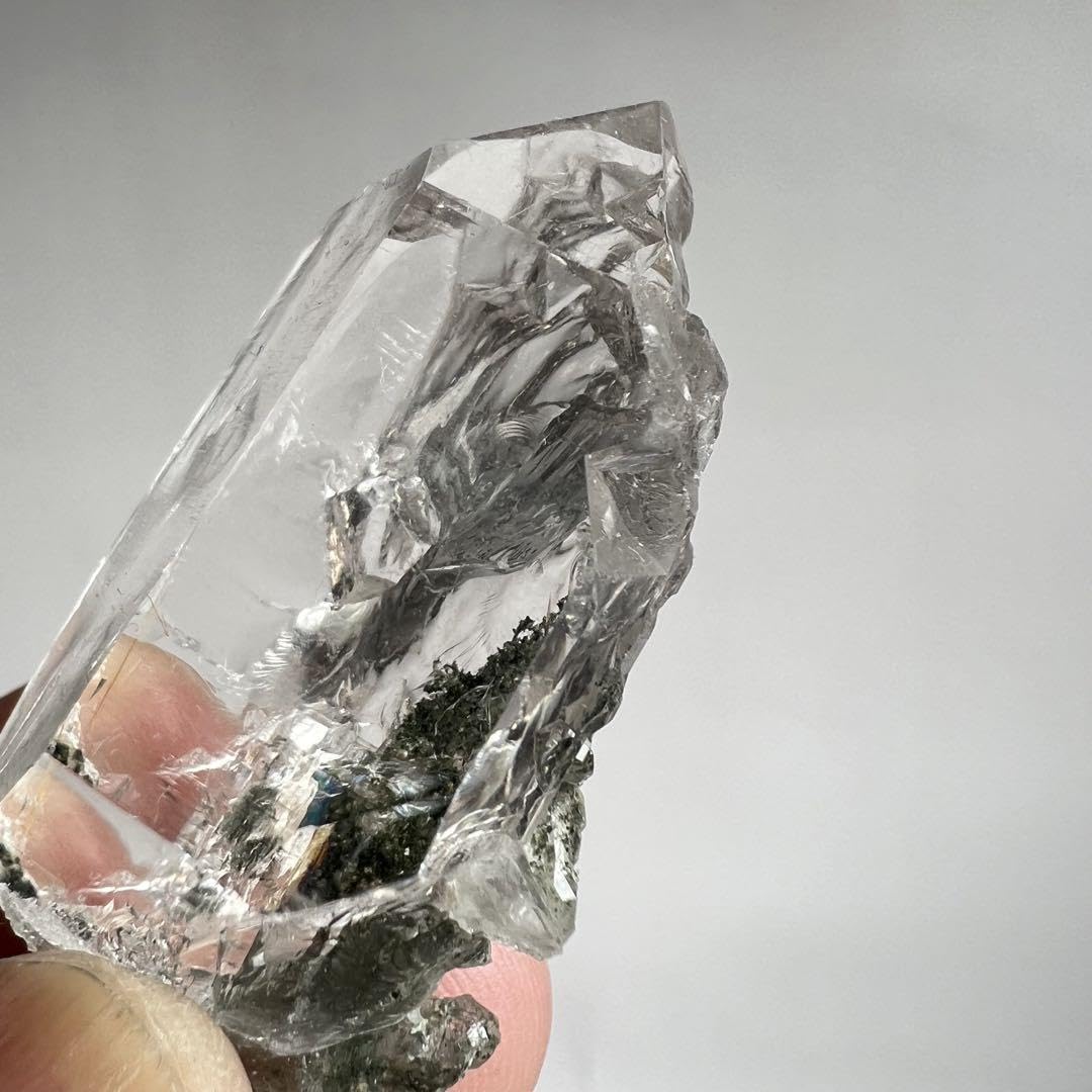 Amazon.co.jp: ヒマラヤ水晶 マニハール産 クローライト ポイント