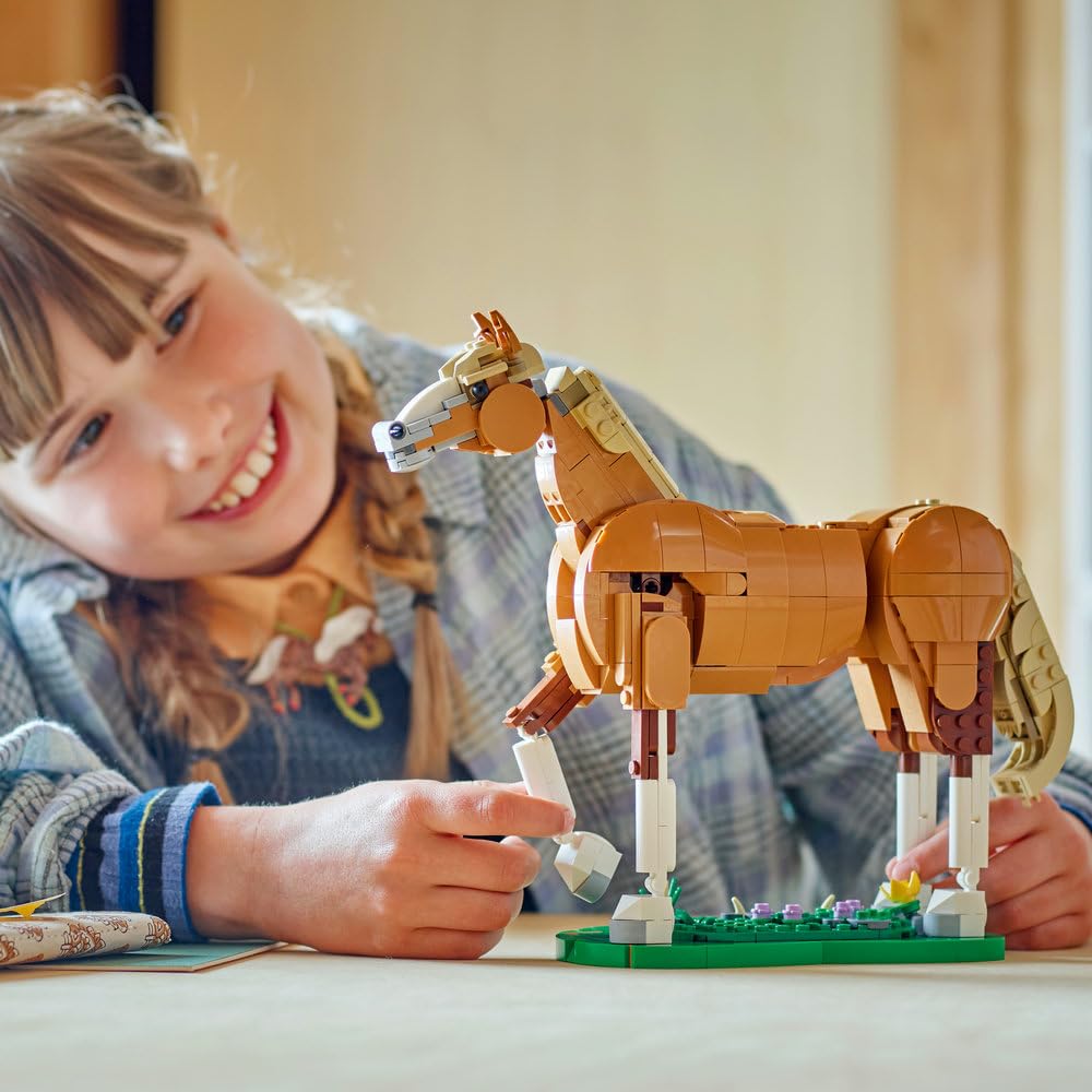 LEGO Creator 3 w 1 Piękny koń 31166 | Zestaw klocków konstrukcyjnych, figurka konia do przebudowy na niedźwiedzia lub jelenia, prezent dla dzieci 9+, 685 elementów