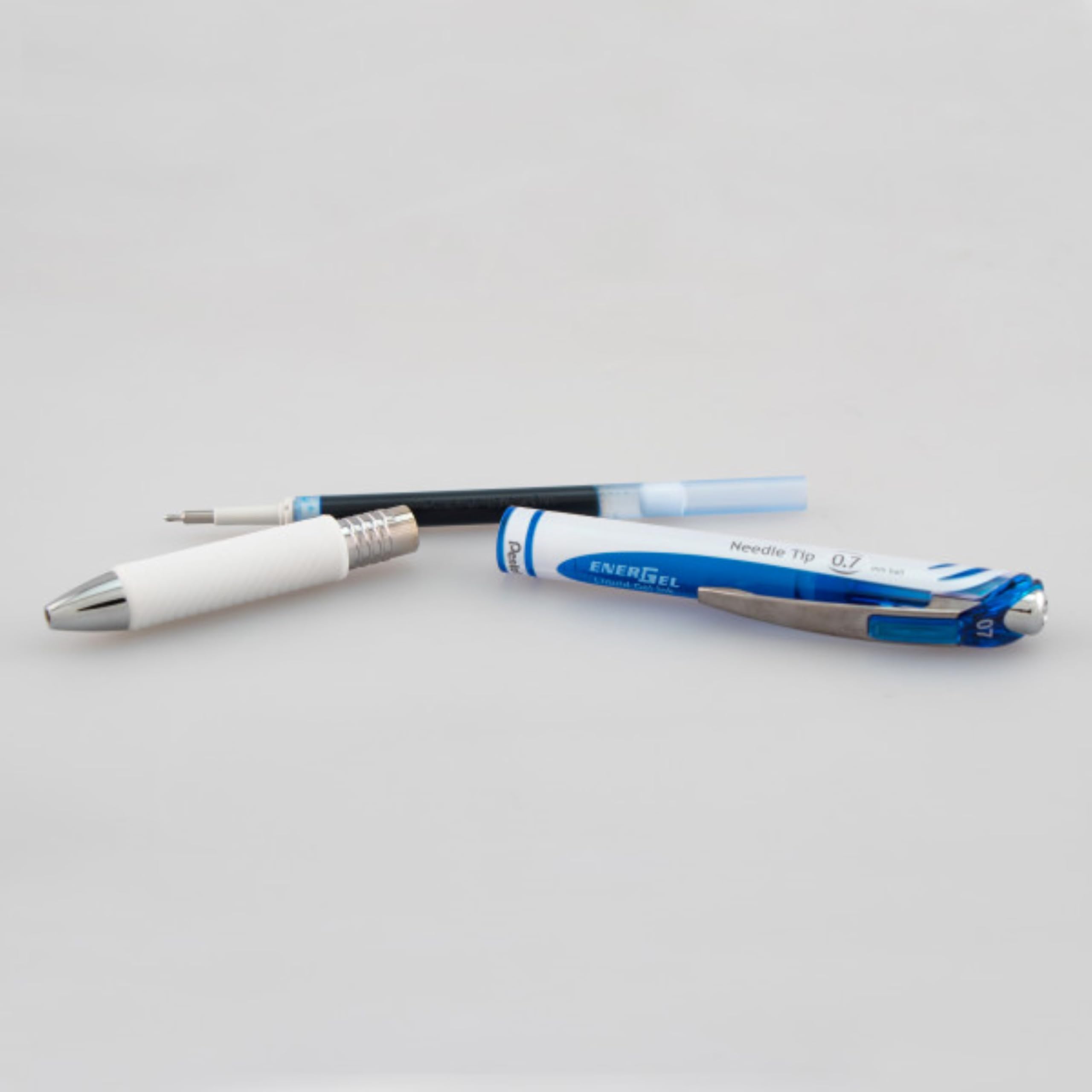 Pentel EnerGel PEARL Bolígrafo retráctil de gel líquido, línea media de 0.7 mm, punta de aguja, tinta azul, paquete de 12 cajas colgantes para ventana