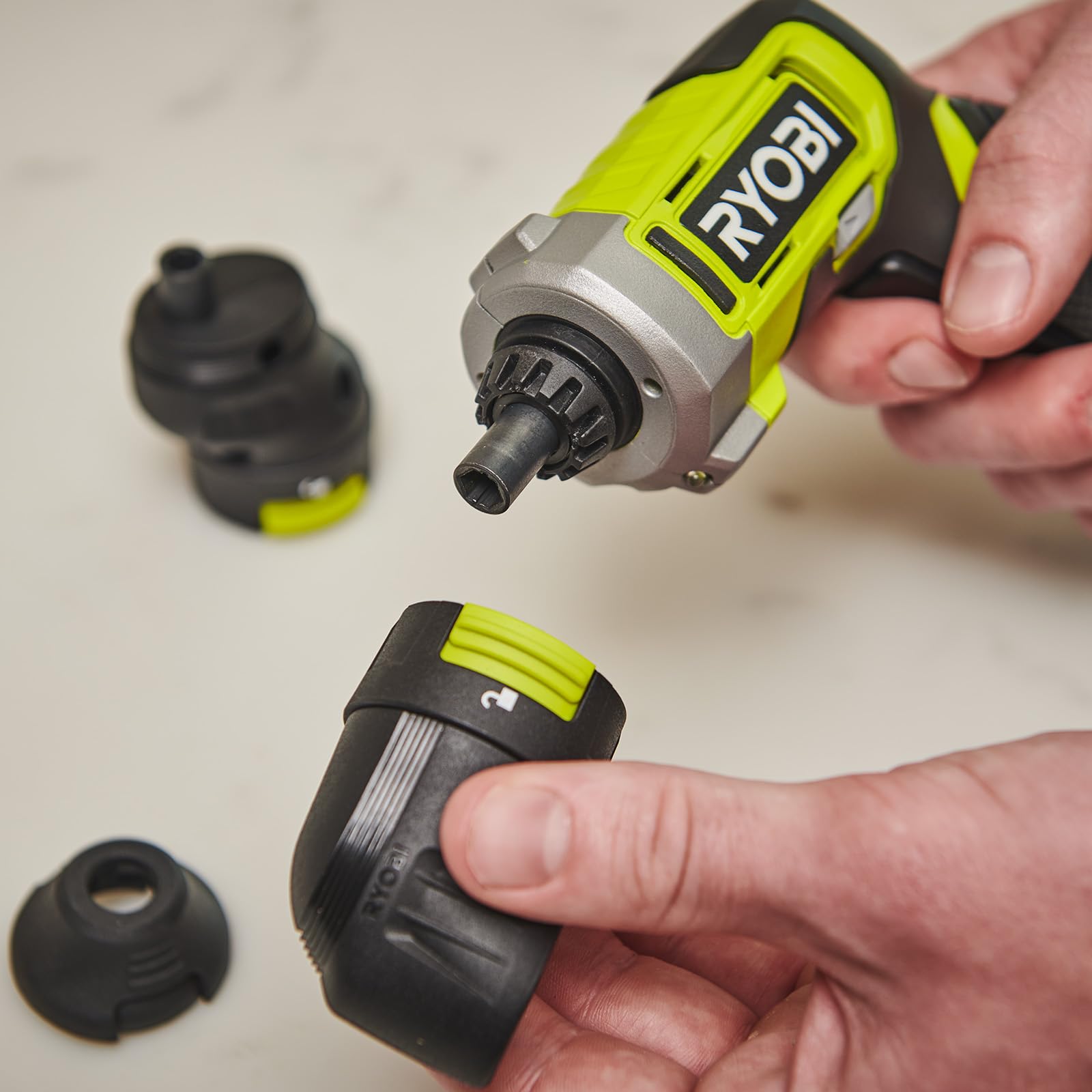 Avvitatore RYOBI 4V USB Litio - 1 batteria 2,0Ah - confezione da 10 punte - mandrino remoto - ingranaggio angolare - RSD