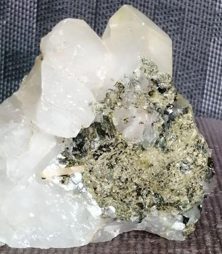 Amazon.co.jp: 水晶 エピドート 共生クラスター（グリーントルマリン