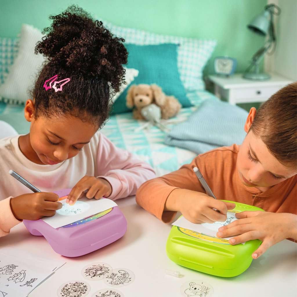Ravensburger - XOOMY Midi, Unicorn, Tavolo da Disegno Portatile con Proiettore Luminoso, Kit Disegno Bambini con 30 Motivi Illustrati in 20 Pellicole, Gioco Creativo, Idea Regalo Bambini 6+ Anni