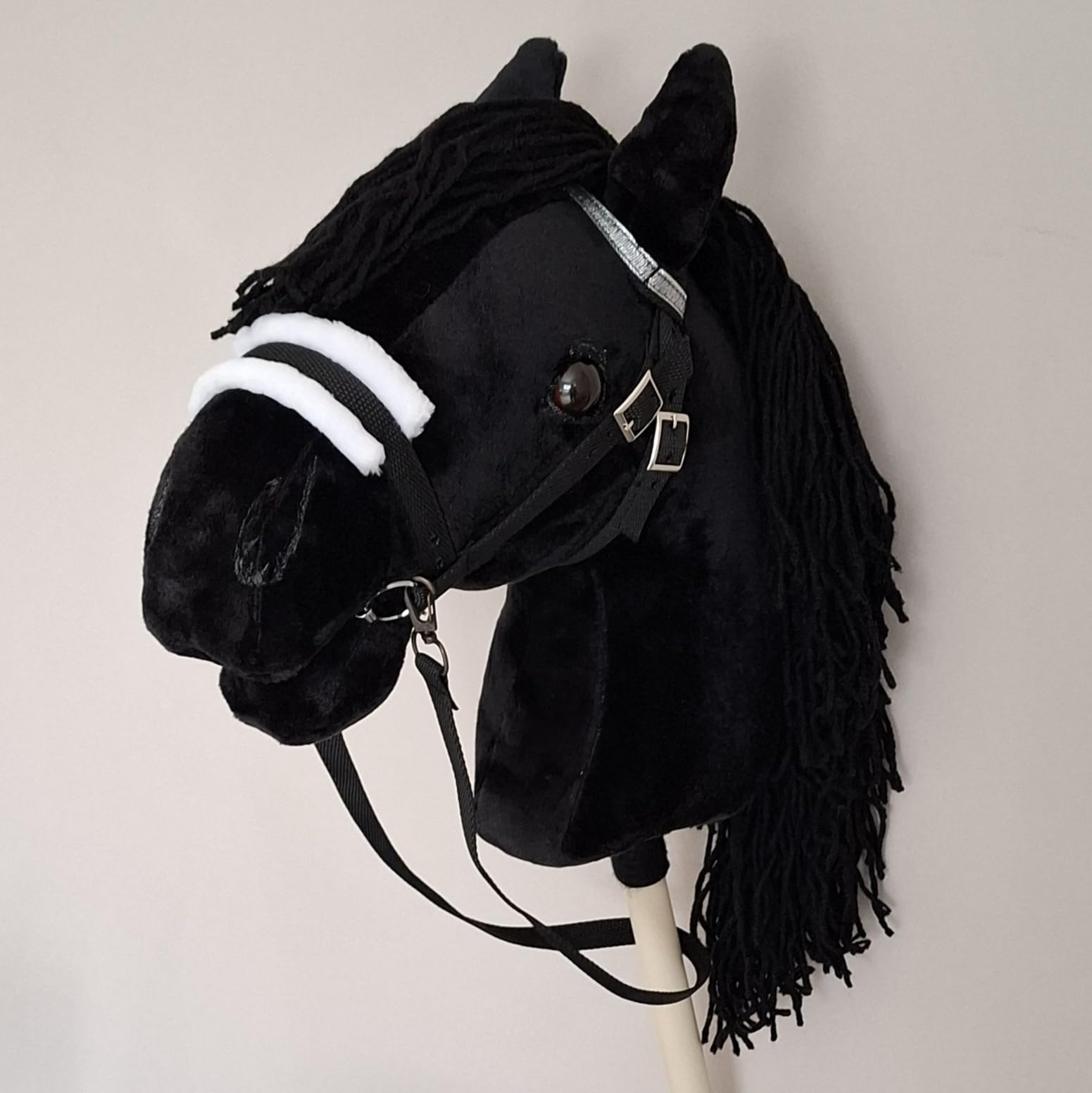 Generisch Steckenpferd A3 Schwarz – Realistisches Hobby Horse Pferd mit Abnehmbarer Trense & Langer Mähne – Großes Steckenpferd für Kinder, Hobby Horsing & Reitsport – Handgefertigt mit Zubehör
