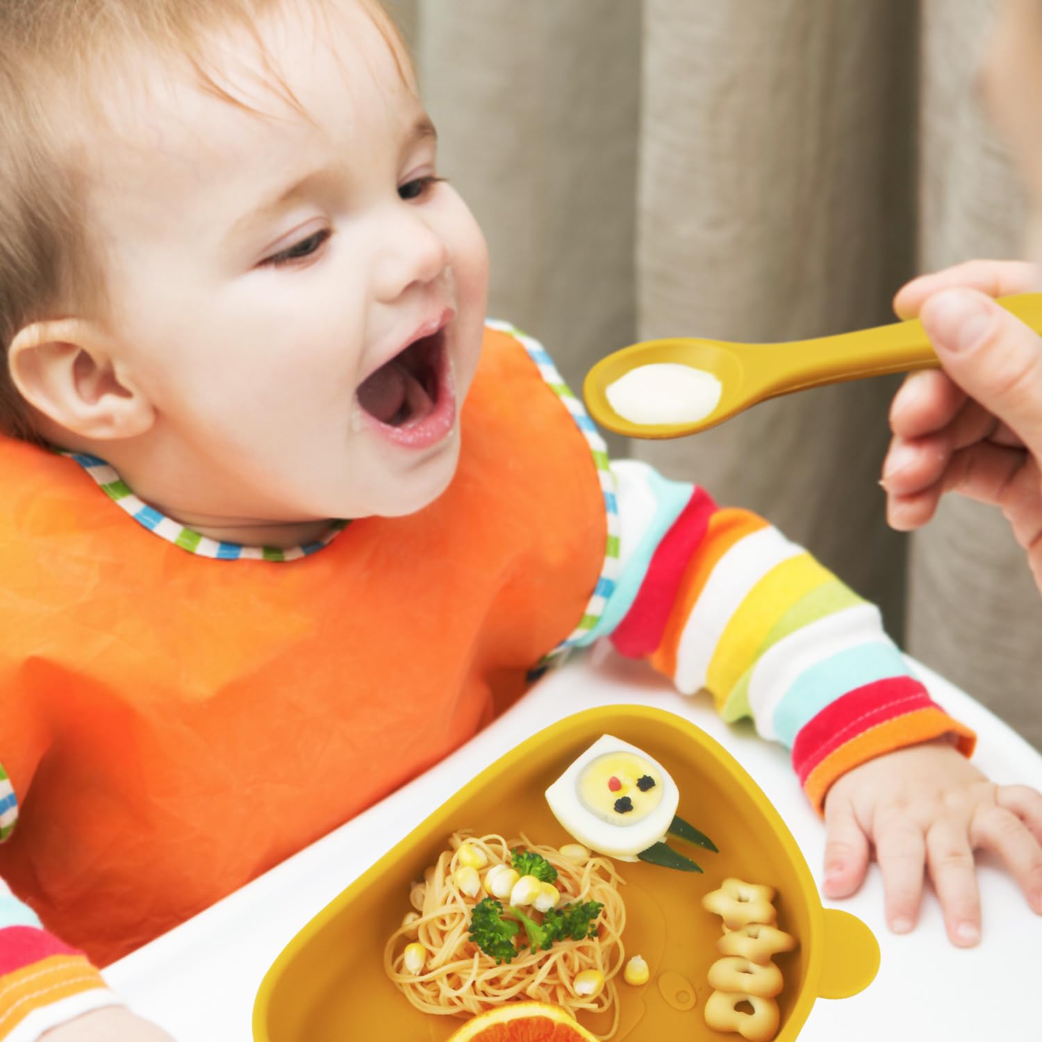 Set Vaisselle pour Bébé Silicone avec Ventouse, 4 Pièces, Set Repas pour Enfants, Inclus Anti-dérapant Assiette, Bol, Cuillère + fourche, Compatible Lave-vaisselle, Micro-onde, sans BPA (jaune)