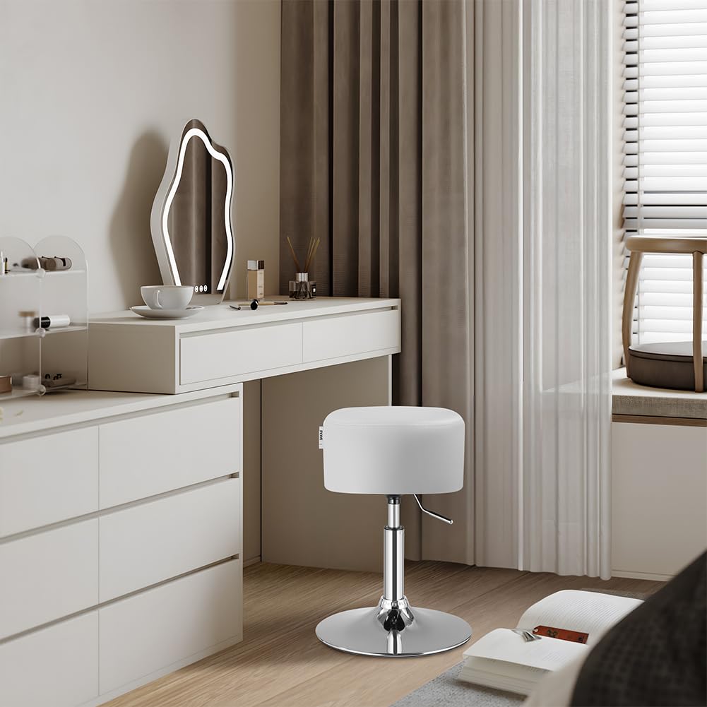 BAKAJI Sgabello Make Up per Toeletta Trucco Design Rotondo, Struttura Robusta Girevole a 360° Regolabile Altezza, Seduta Comoda e Imbottitura Alta Densità Ergonomica, Sedia Rivestimento Pelle (Bianco)