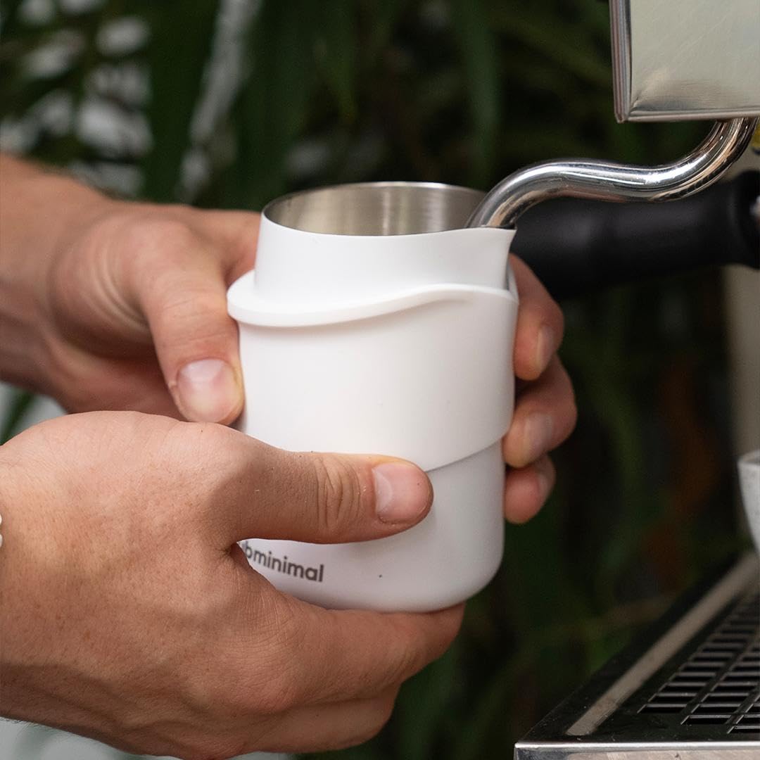 Subminimal FlowTip Bricco Latte Senza Manico in Acciaio Inox, Versamento Preciso per Latte Art, Pot da Barista per Schiuma Latte Cappuccino Caffè (Bianco)