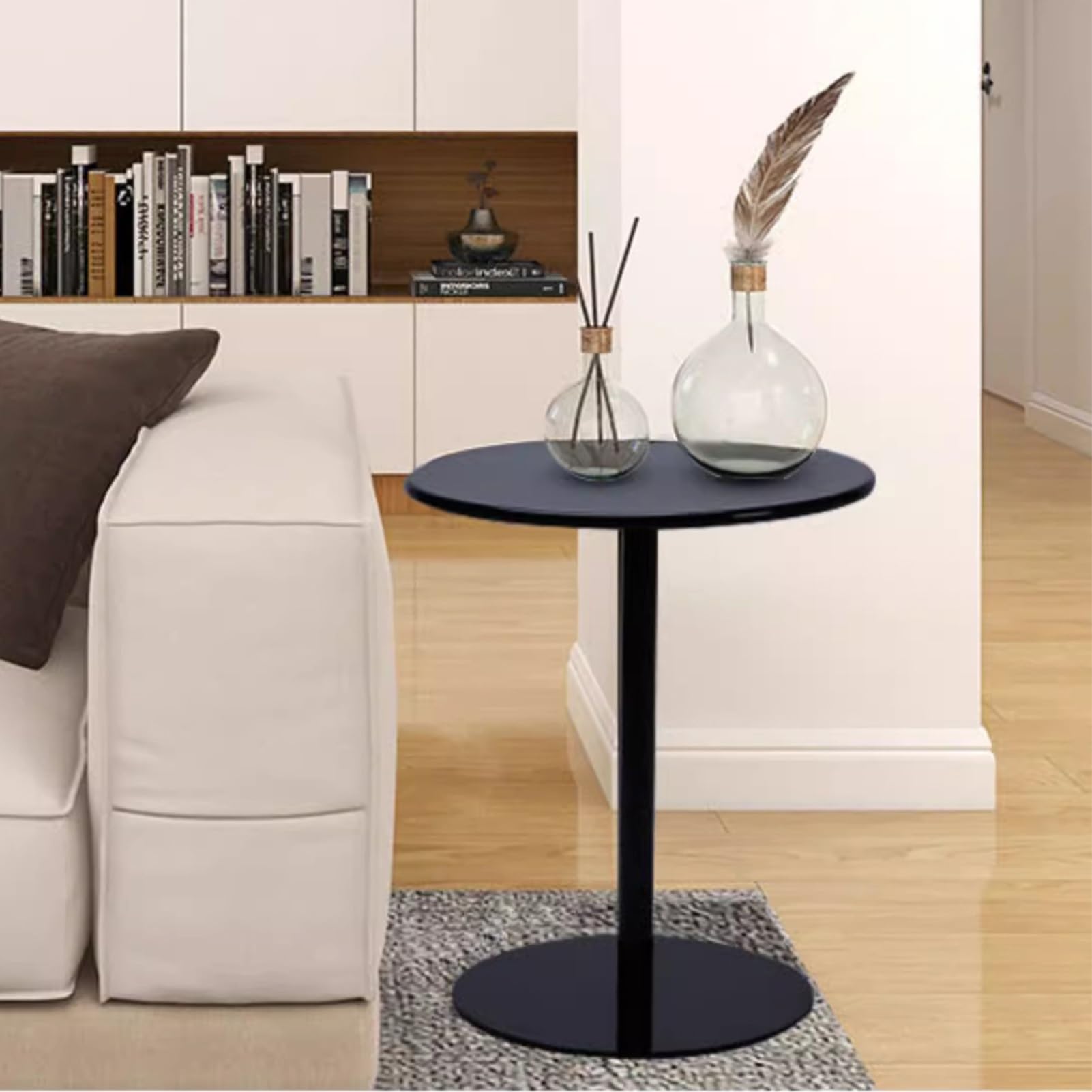 Table basse ronde noire pour coin thé chaleureux et studio étudiant
