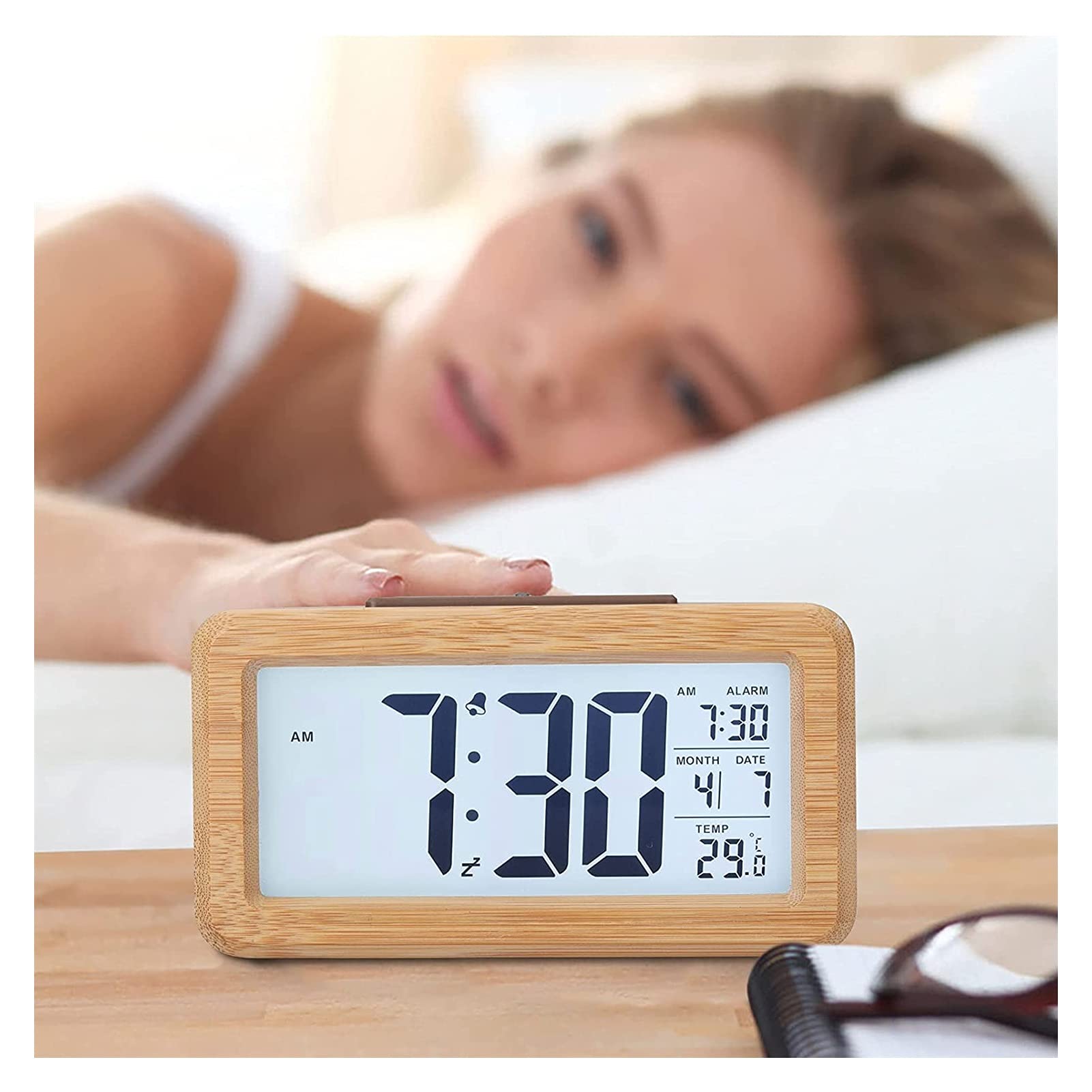 WTL Despertador Reloj de alarma digital de madera, grande DIRIGIÓ Mostrar reloj de alarma de grano de madera, sensor inteligente Luz de noche, snooze y temperatura, Operado por batería, Reloj desperta